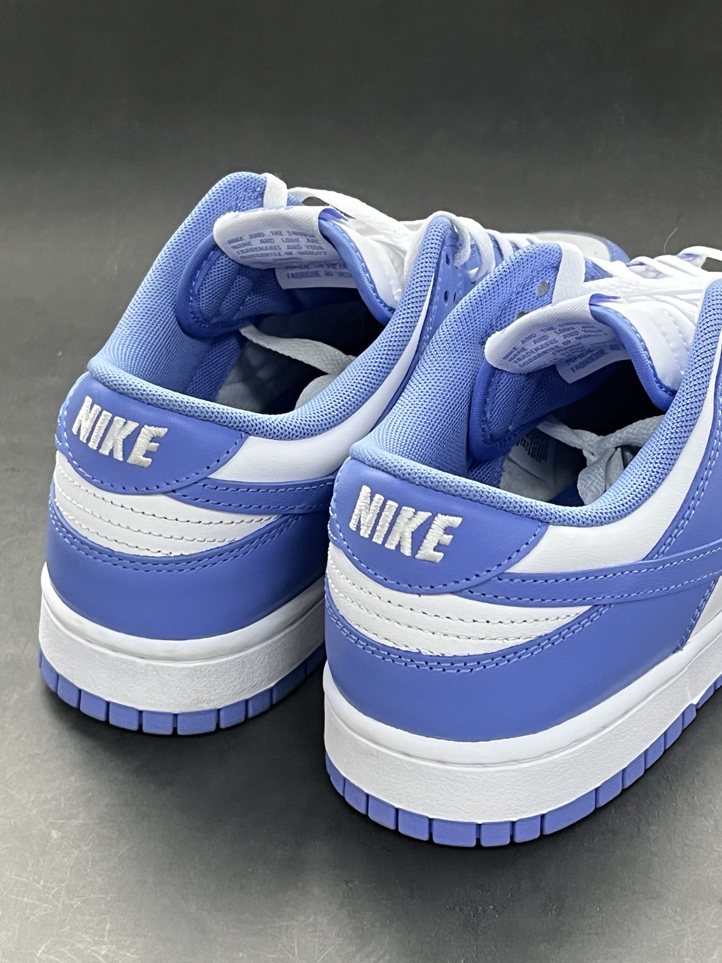 白色的鞋面搭配上海盐蓝色鞋框架,
简约又百搭～
nike 刺绣字样装饰