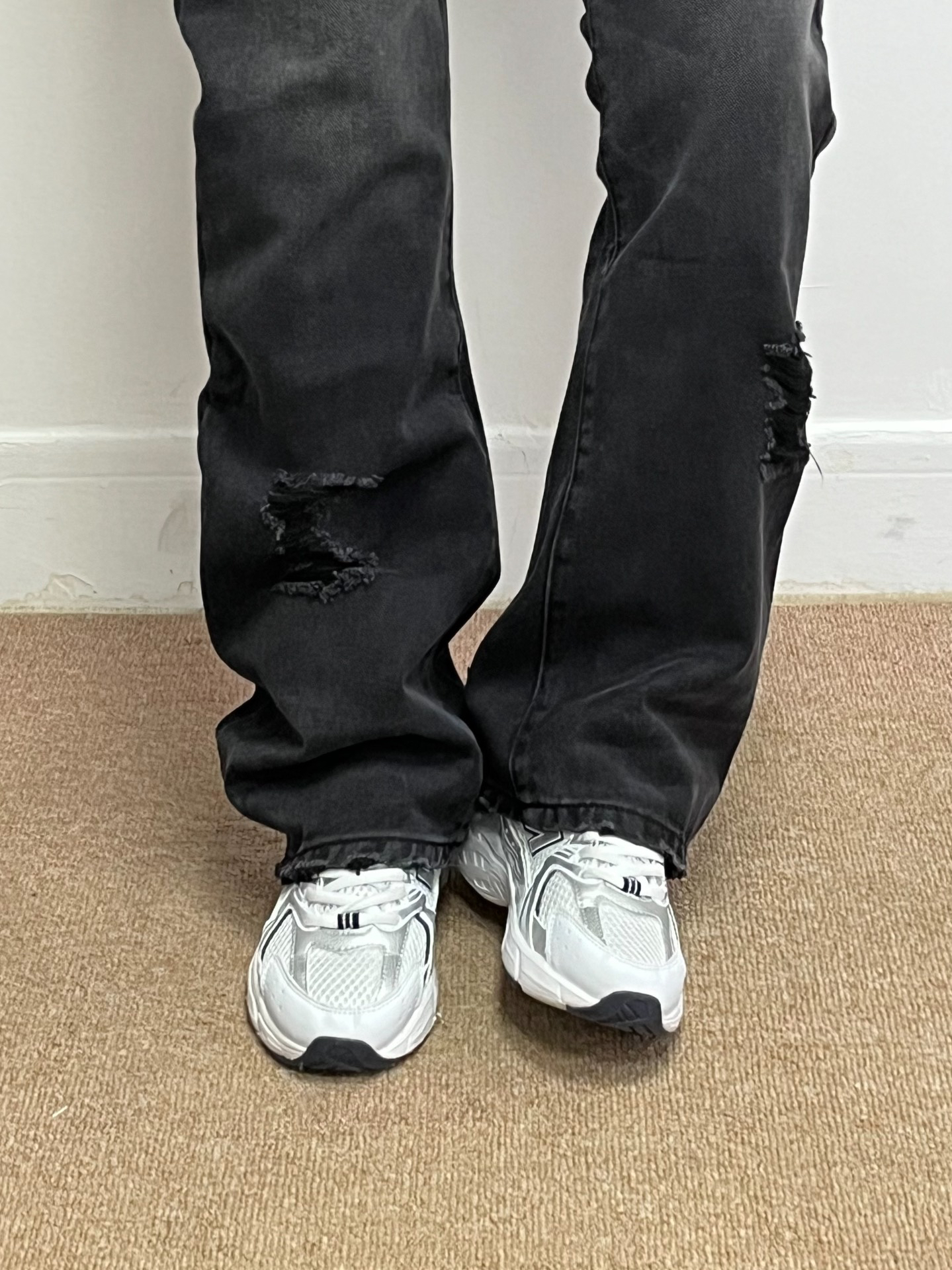 黑色牛仔裤有点百搭哦, 破洞设计帅的咧,上身很舒服,显瘦显高的说,真