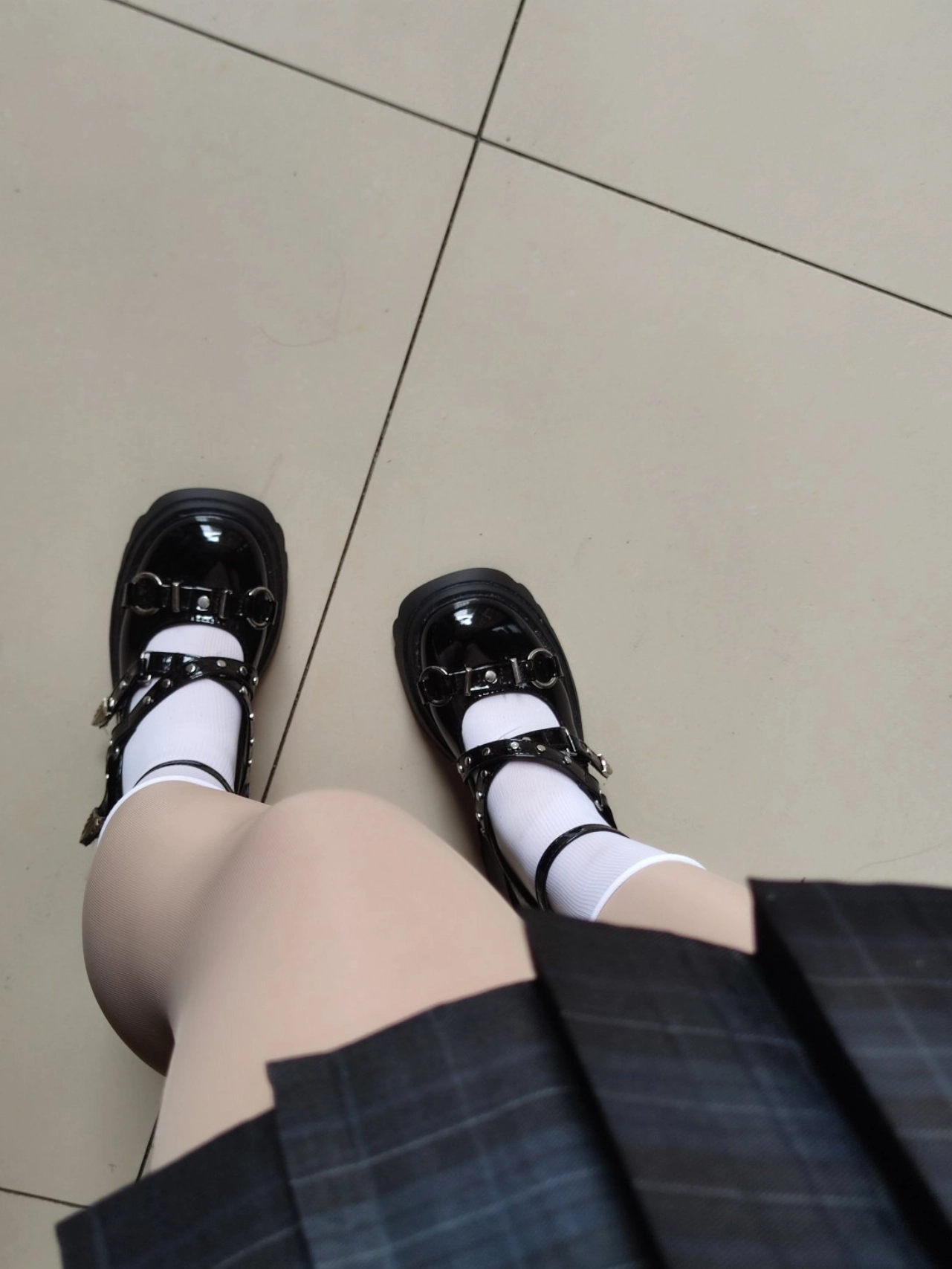 小皮鞋搭配白袜也太可了