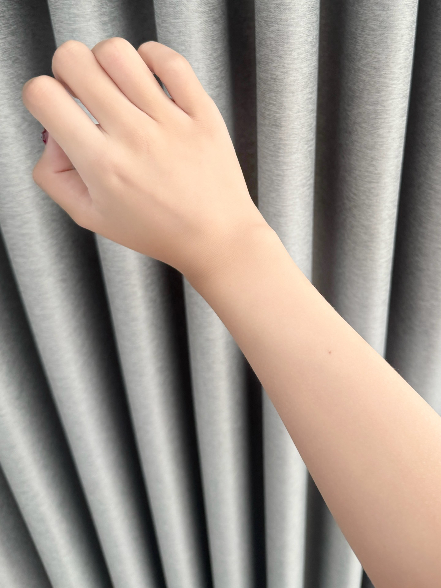 手臂白白的吼吼看