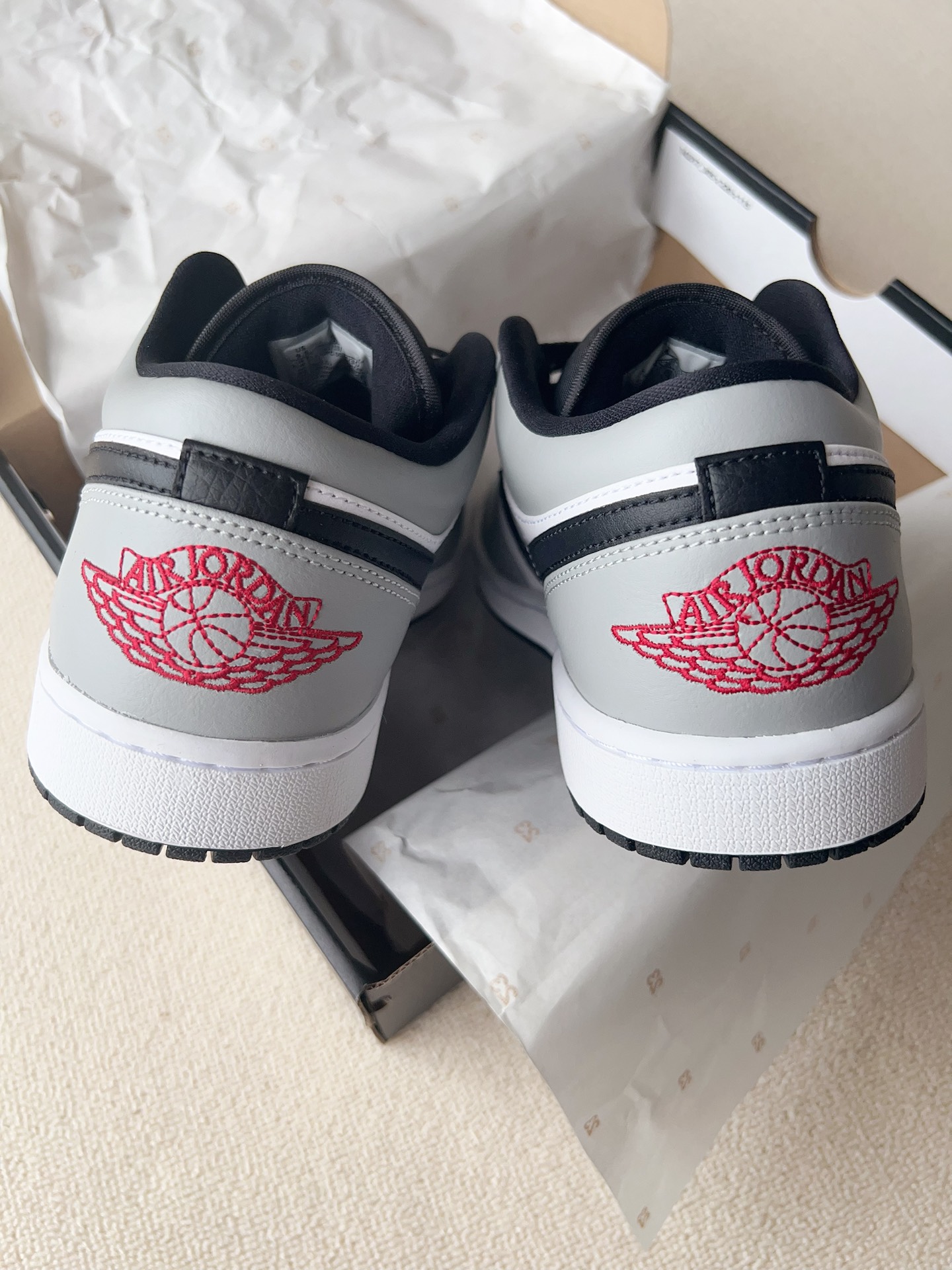 aj1烟灰鞋盒图片