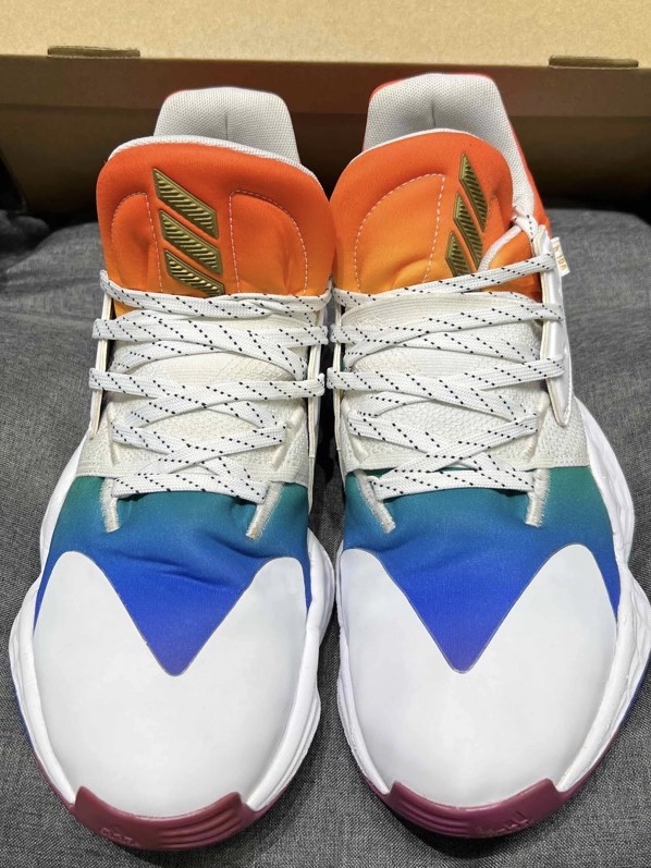 adidas 哈登4 篮球鞋 防滑耐磨大底抓地性不错 浅色的配色颜值很高