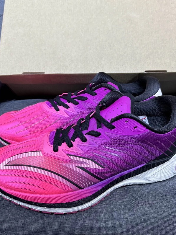 鞋身超级轻便
低帮的鞋型穿脱方便百搭
#高颜值跑鞋分享 
#anta安踏鞋