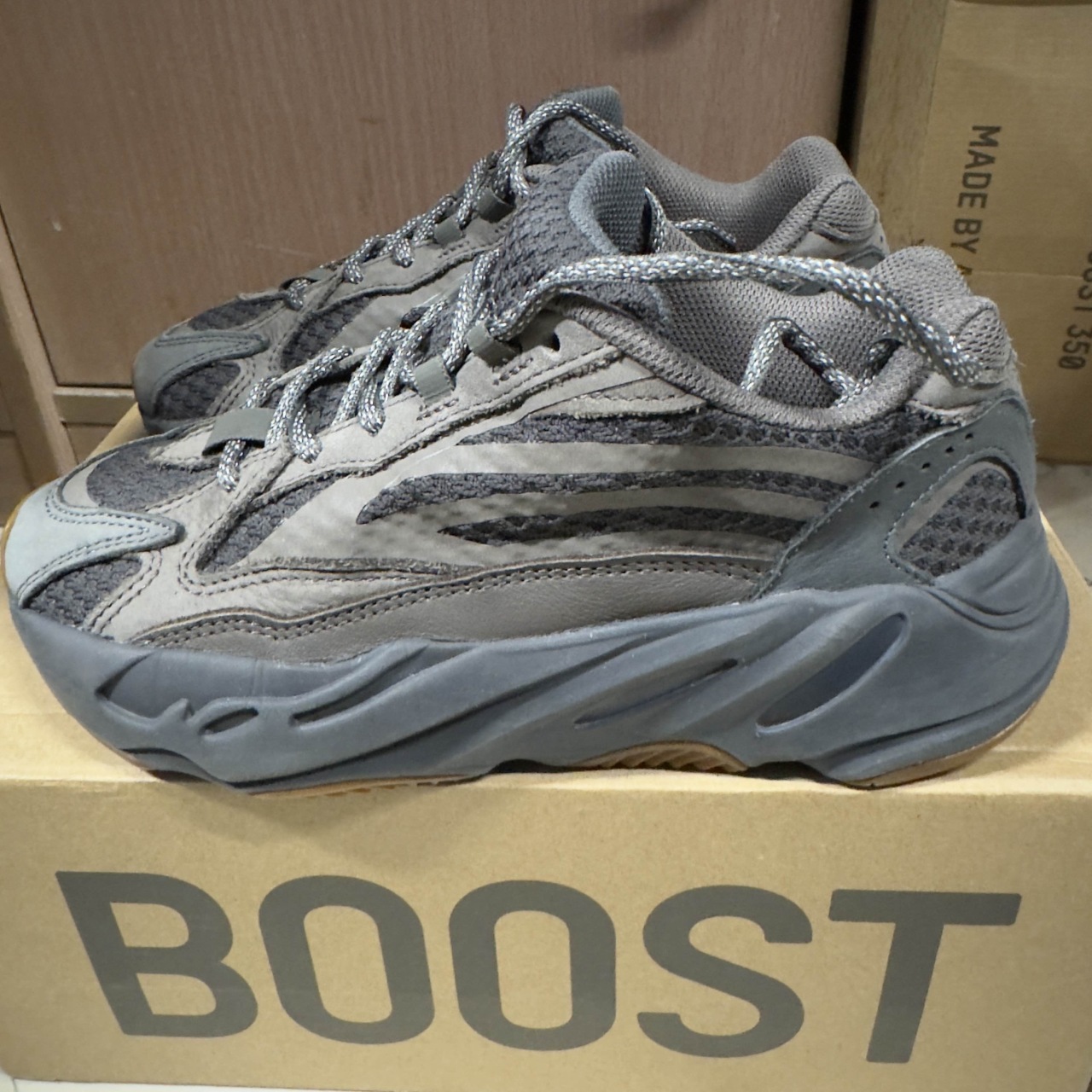 yeezy700晶洞宝藏 原价3200 95分同尺码在售最低价