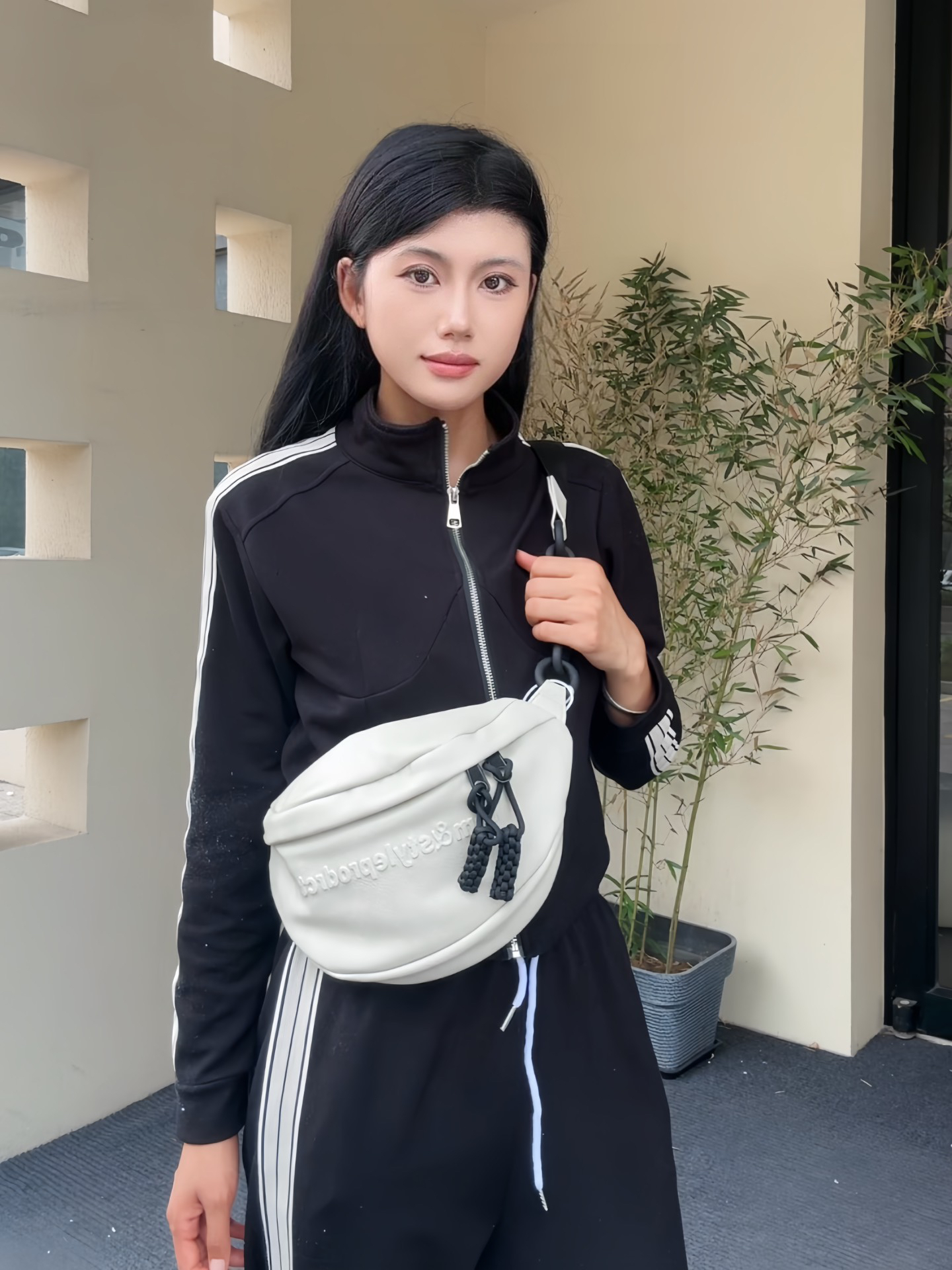 朋克感十足的胸包分享给在座的朋友