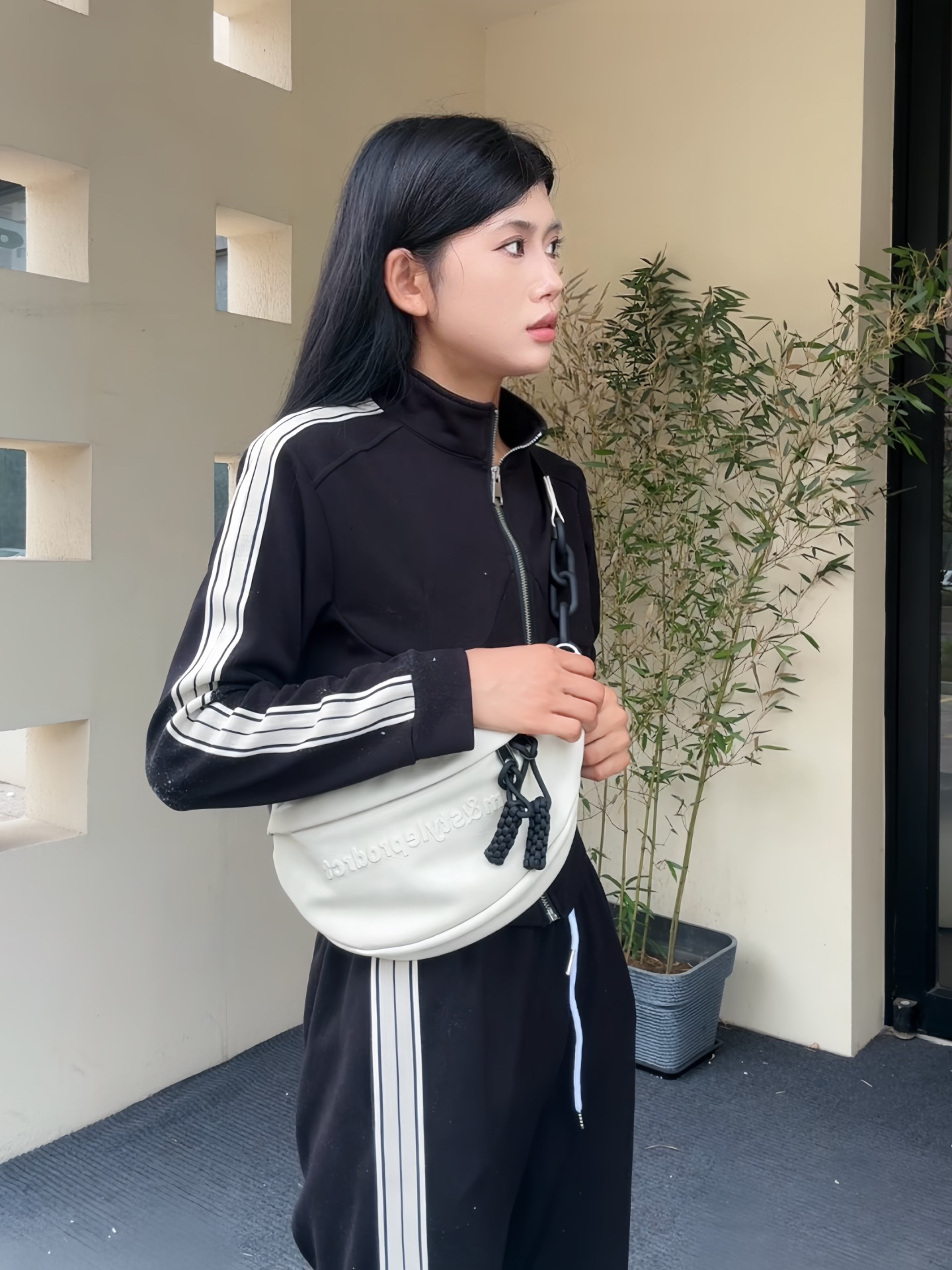 朋克感十足的胸包分享给在座的朋友