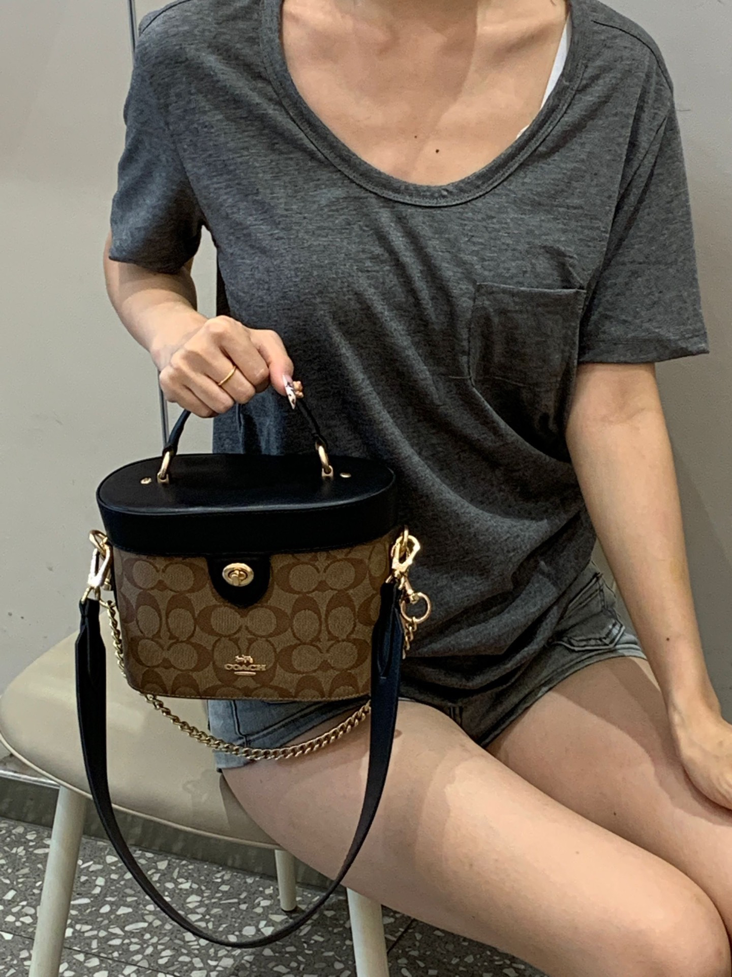 手提斜挎都可以
怎么背都可以,设计感满满
与包包完美融合
#蔻驰kay20