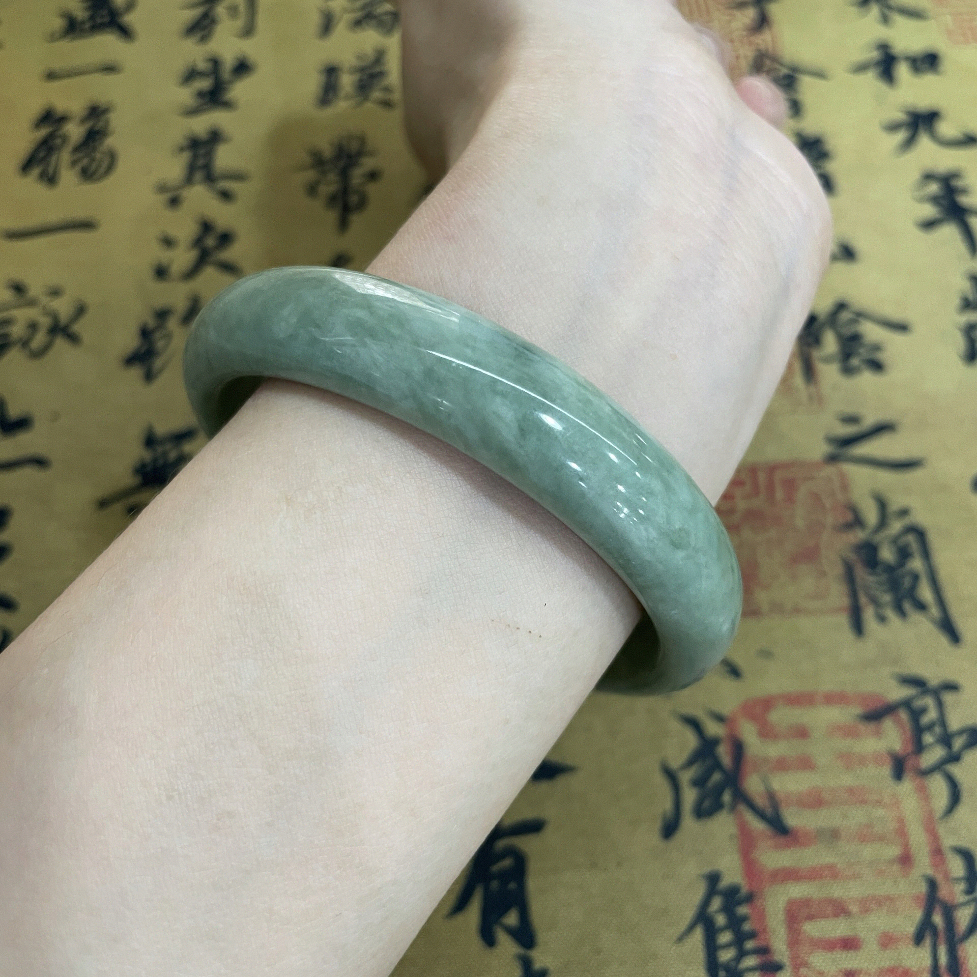 烟青色飘花琉璃玉石设计
一整个沉!静!雅!致!
戴着它不