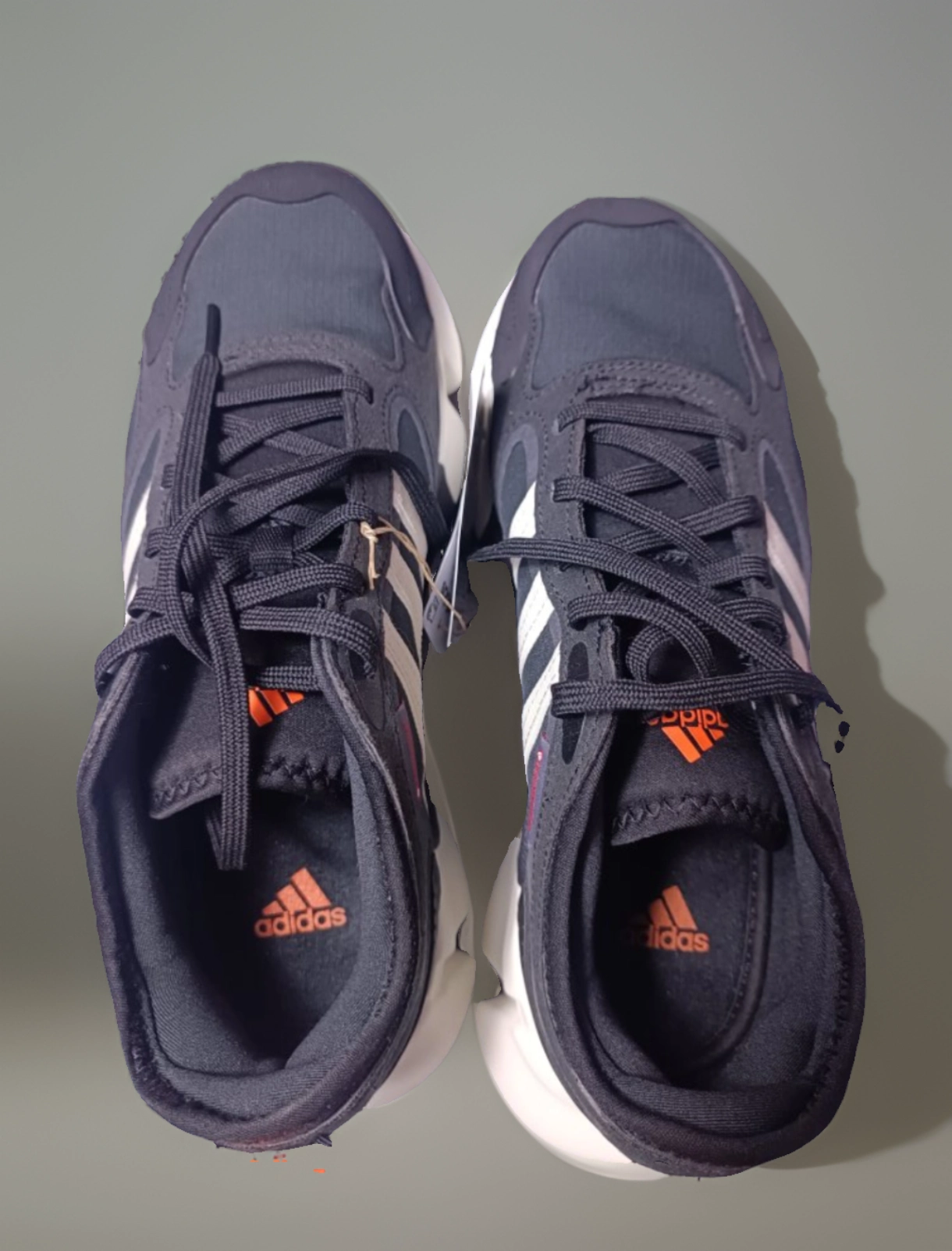 阿迪达斯运动鞋这款鞋子底部支撑还是比较好看的
配色非常满意的