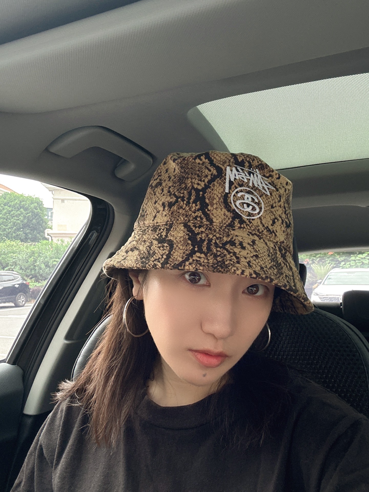 剪了短发配新帽子