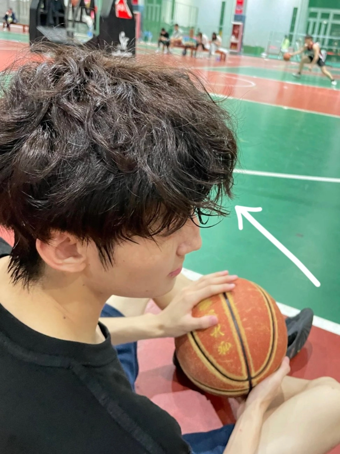 是谁打一下午球头发还这么帅气!原来是我!