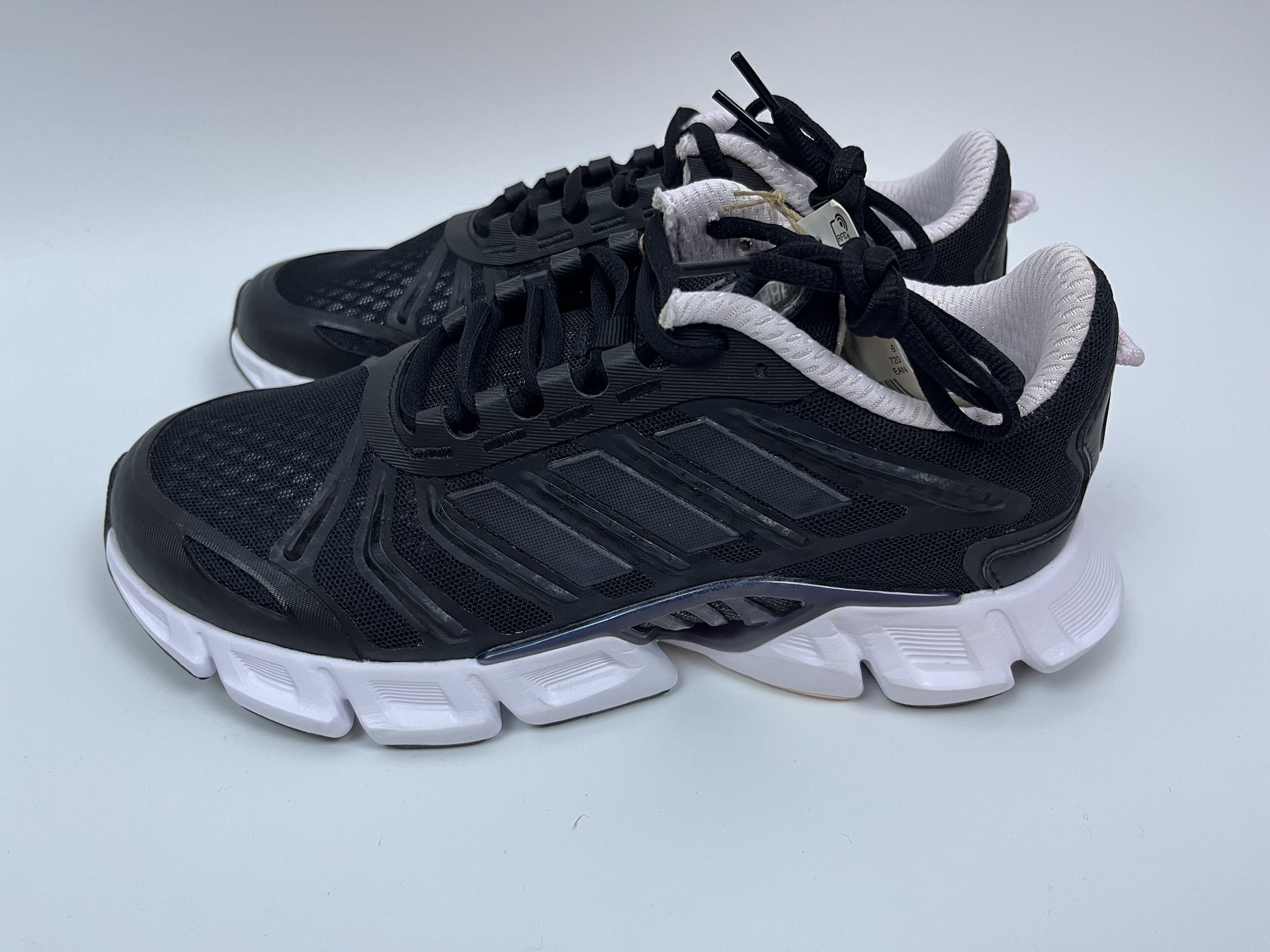 adidas 夏天最97的系列跑鞋,非清风跑鞋莫属,这款黑色织物网面,360