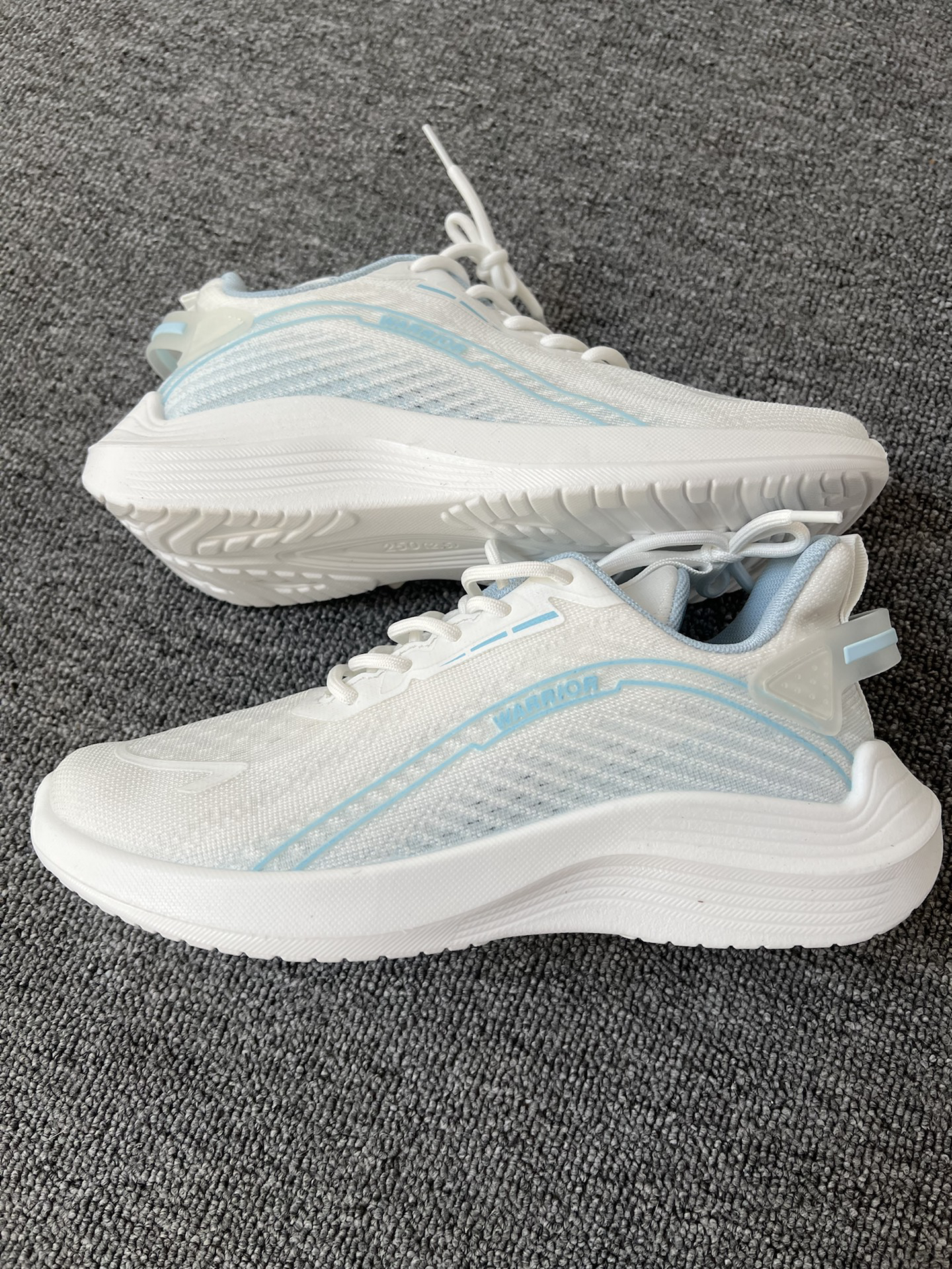 今天给大家推荐一款来自 #warrior/回力 家非常适合夏季穿着的跑步鞋.