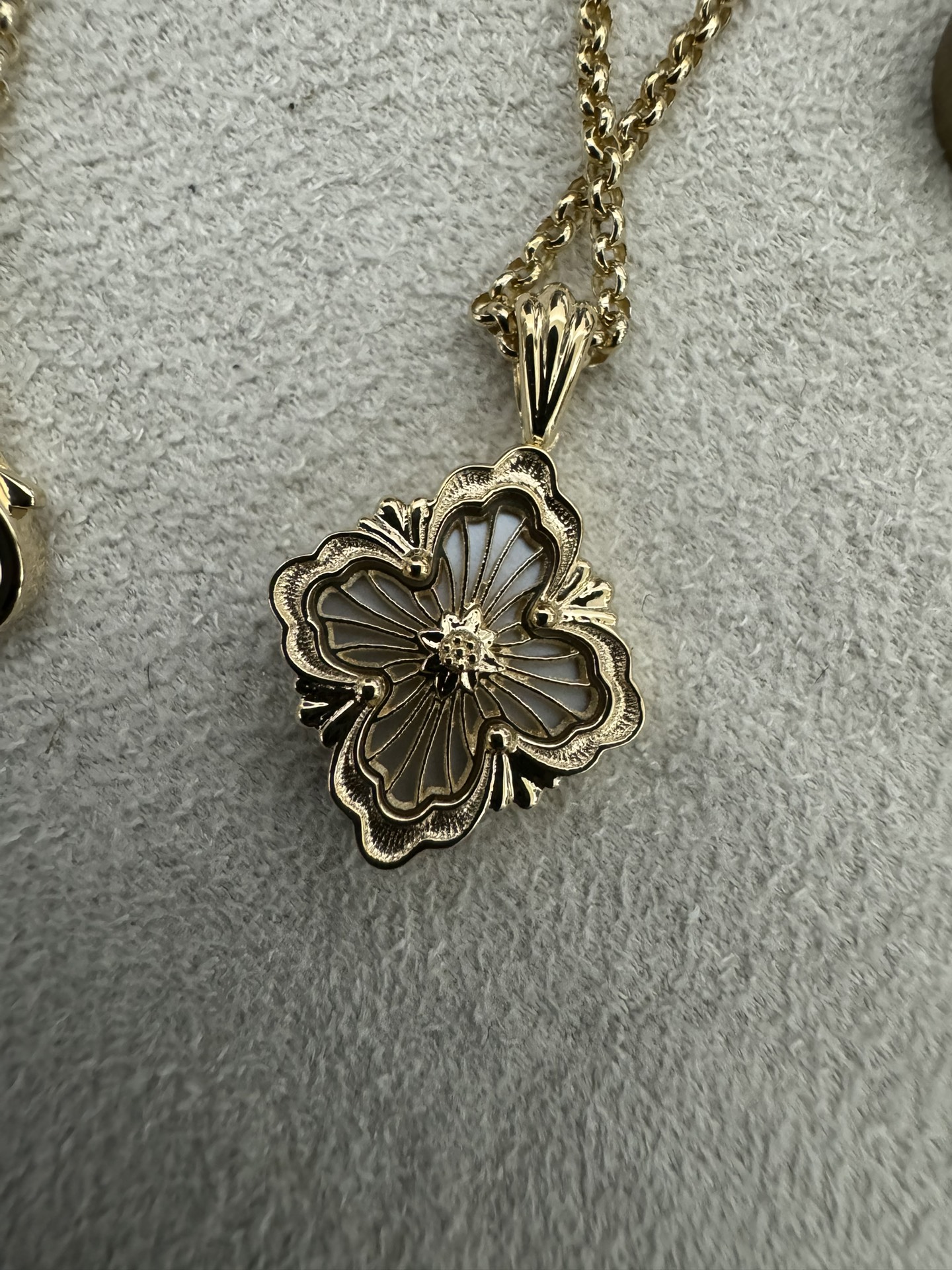 高级感十足 布契拉提复古风白贝母四叶草项链