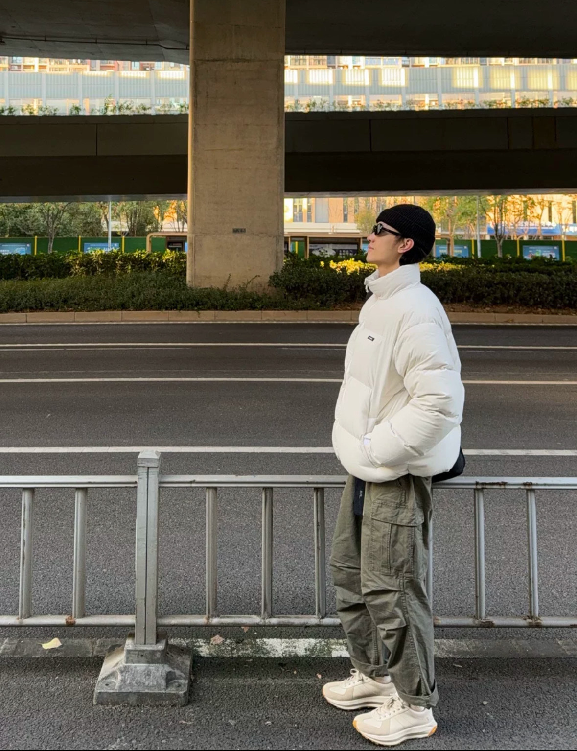 白色羽绒服搭配