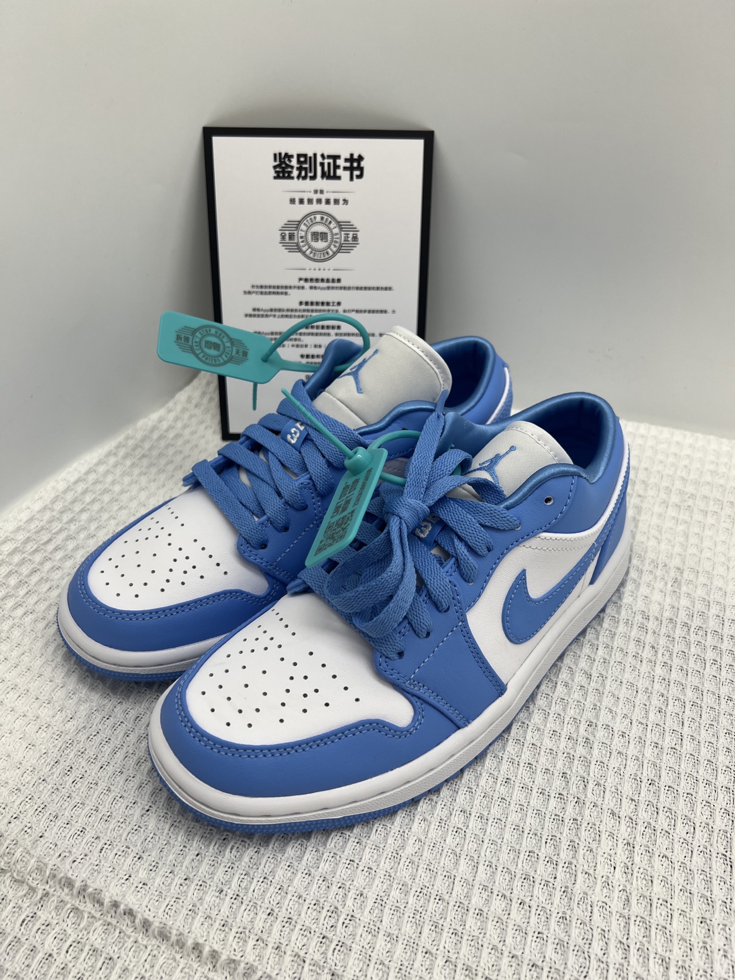 今天和大家分享一款aj1北卡蓝低帮篮球鞋,这也是我关注了很久的一双