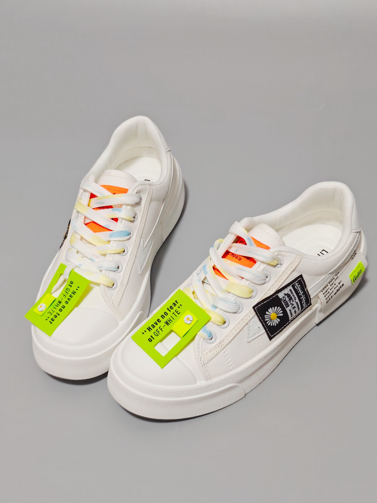 小雏菊小白鞋,轻盈出街