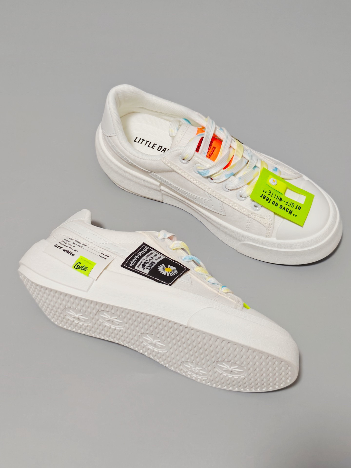 小雏菊小白鞋,轻盈出街