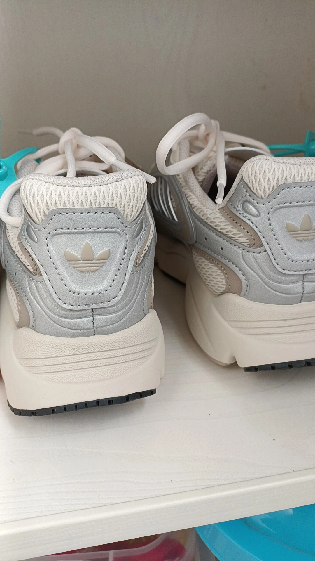 custom review-Adidas Originals Ozmillen Дышащий Низкий Топ Повседневные Беговые Кроссовки Женские Белые Серебристо-Серые