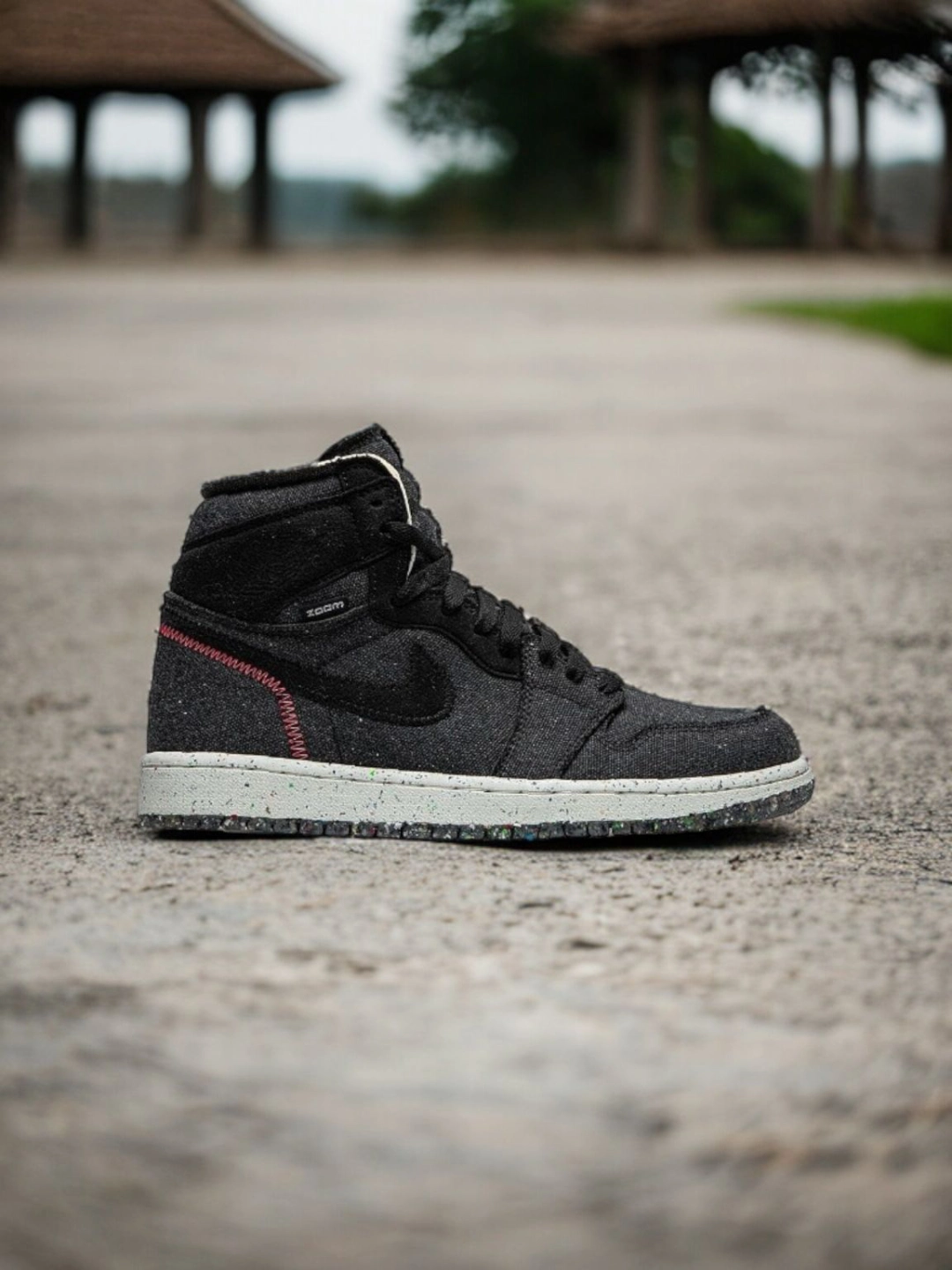 这双air jordan 1 high是aj系列的高帮篮球鞋,采用了黑色的优质皮