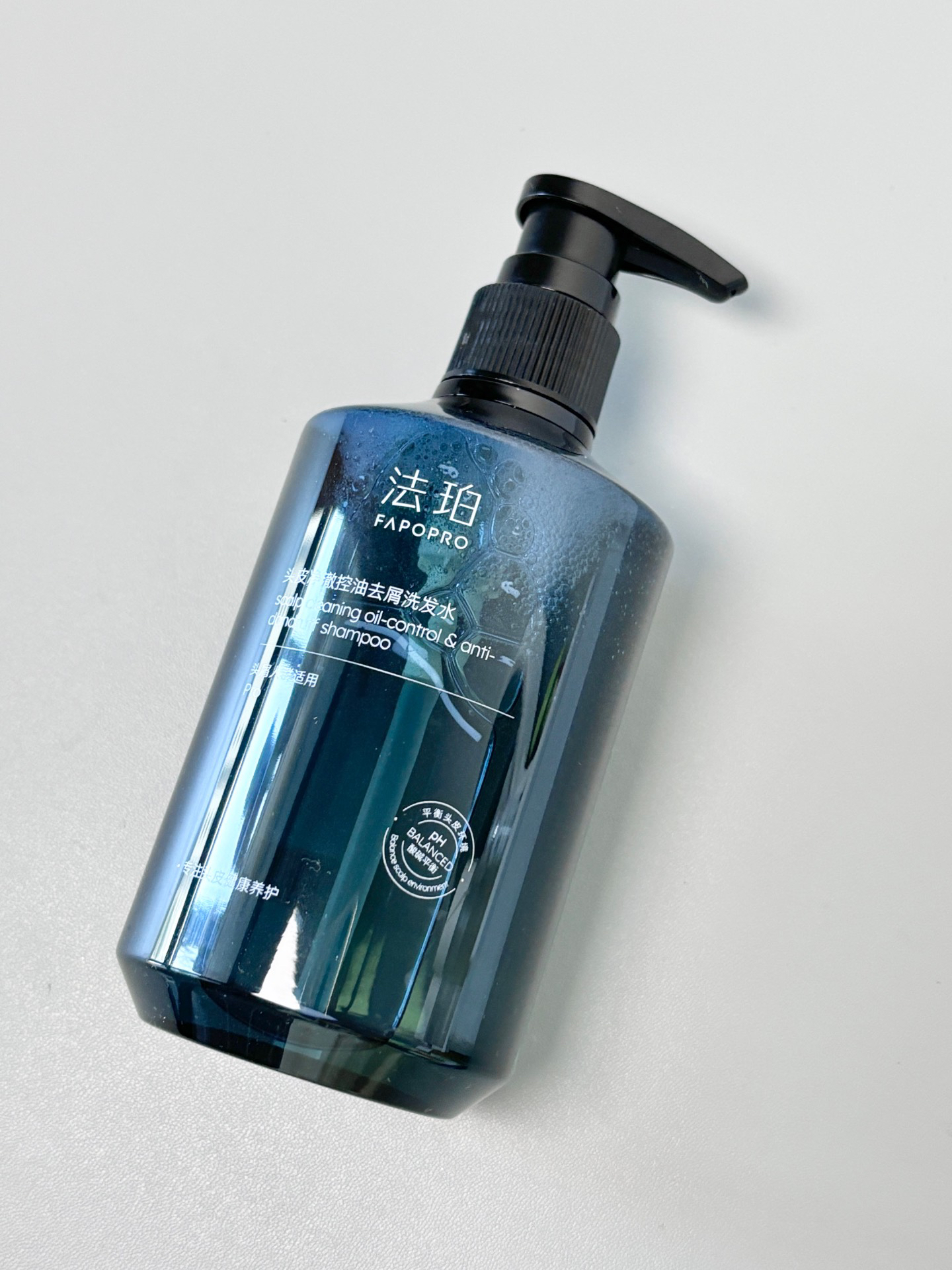 我平时爱熬夜吃辣在加上有时候洗发水没选对
头发真的又油又痒还有