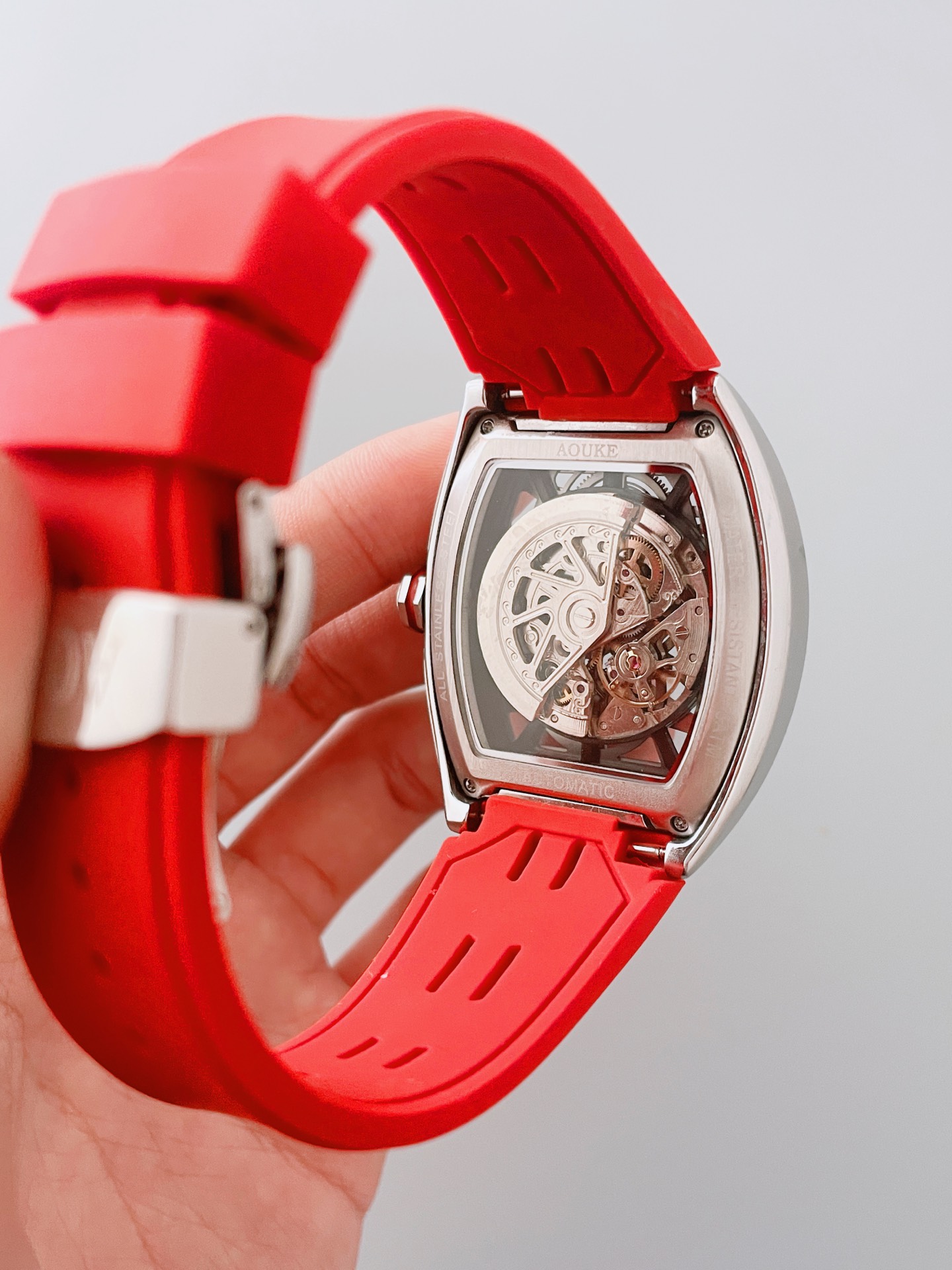 我最喜欢的还是它的双面镂空 
以及红黑银三色的搭配 
硅胶表带的材质