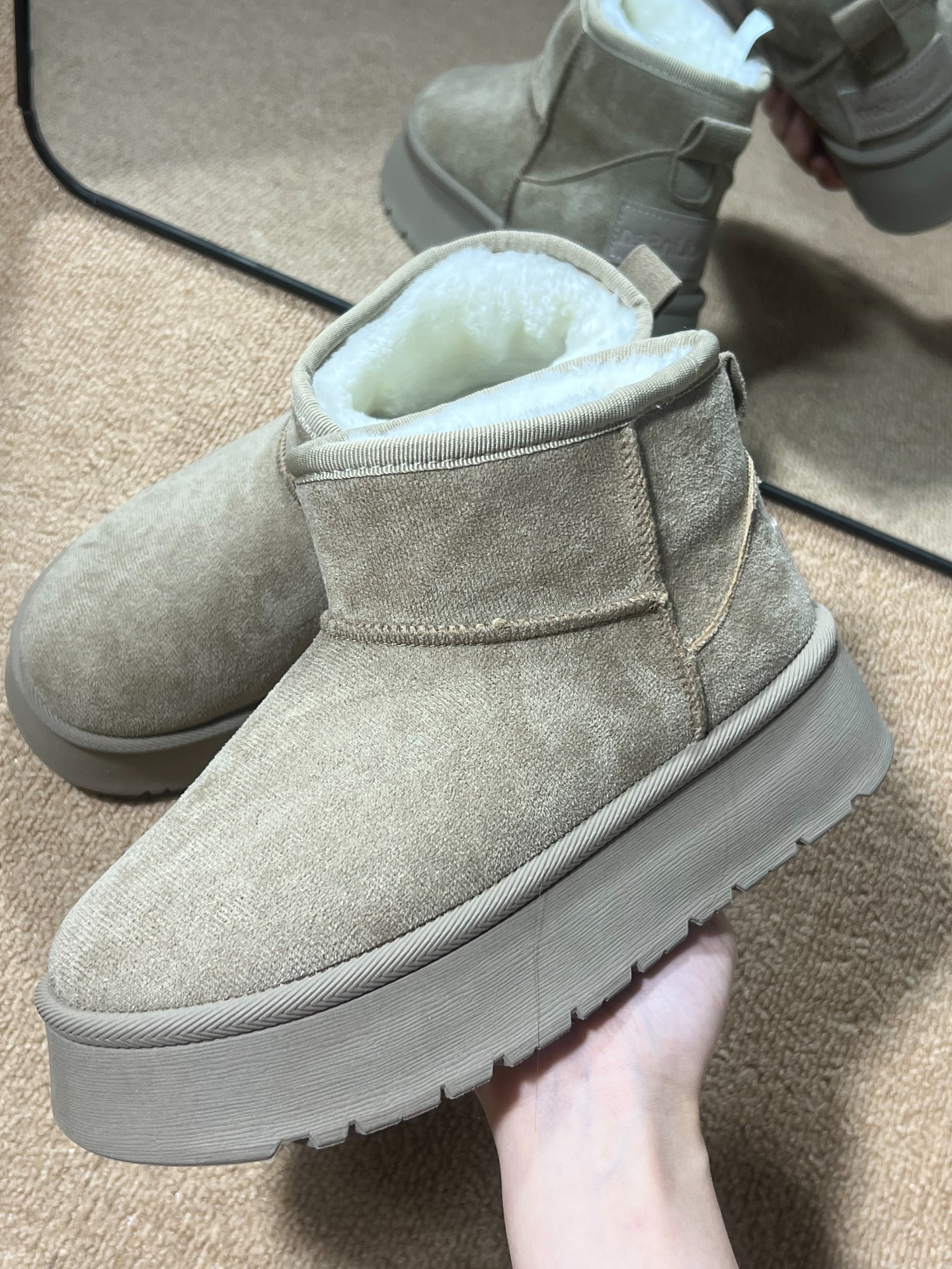 卡其色系雪地靴搭配各种衣服都能驾驭 脚感软呼呼的 就是慵懒韩系