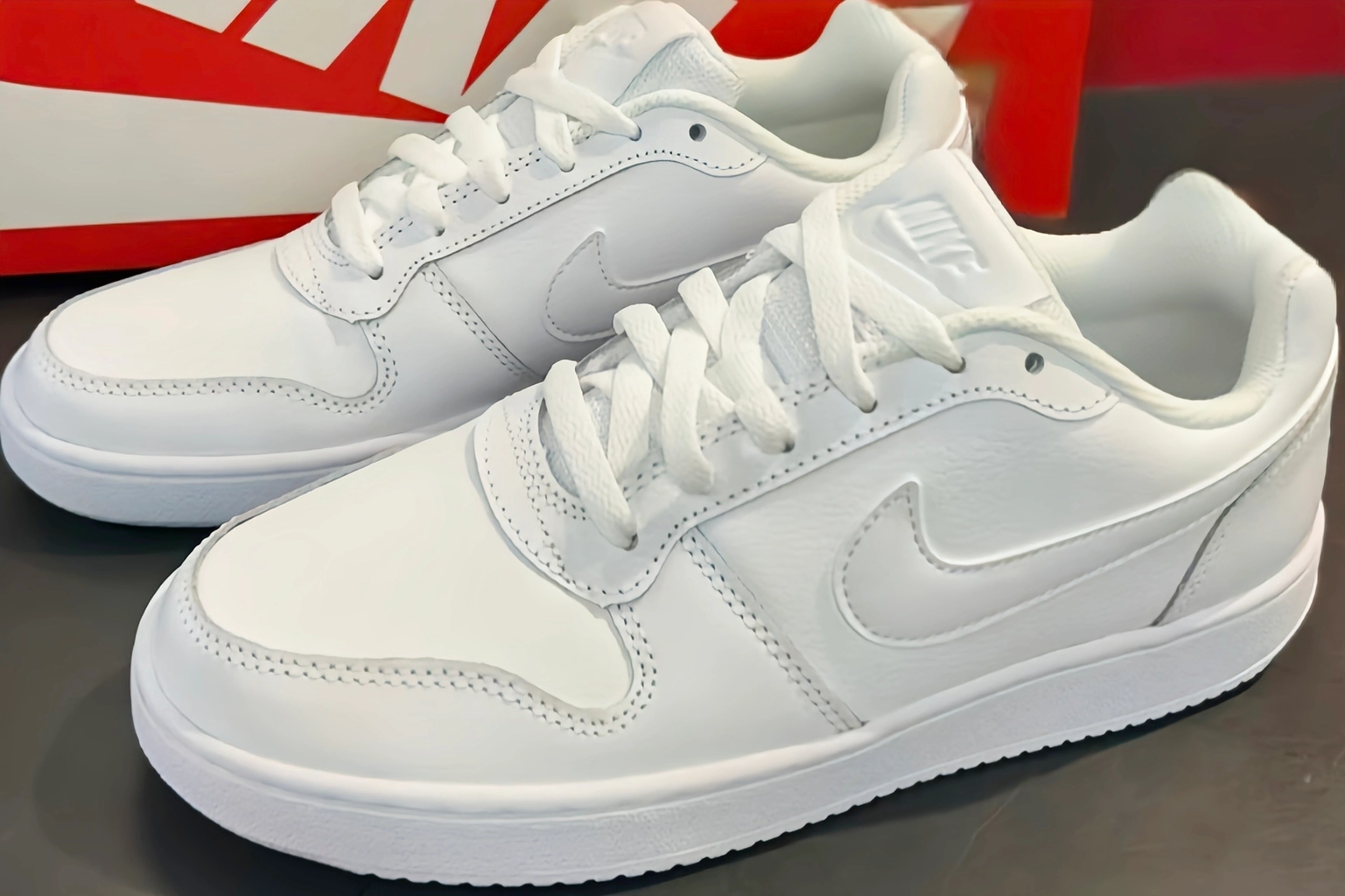 nike 纯白低帮板鞋:简约不凡的足下之选