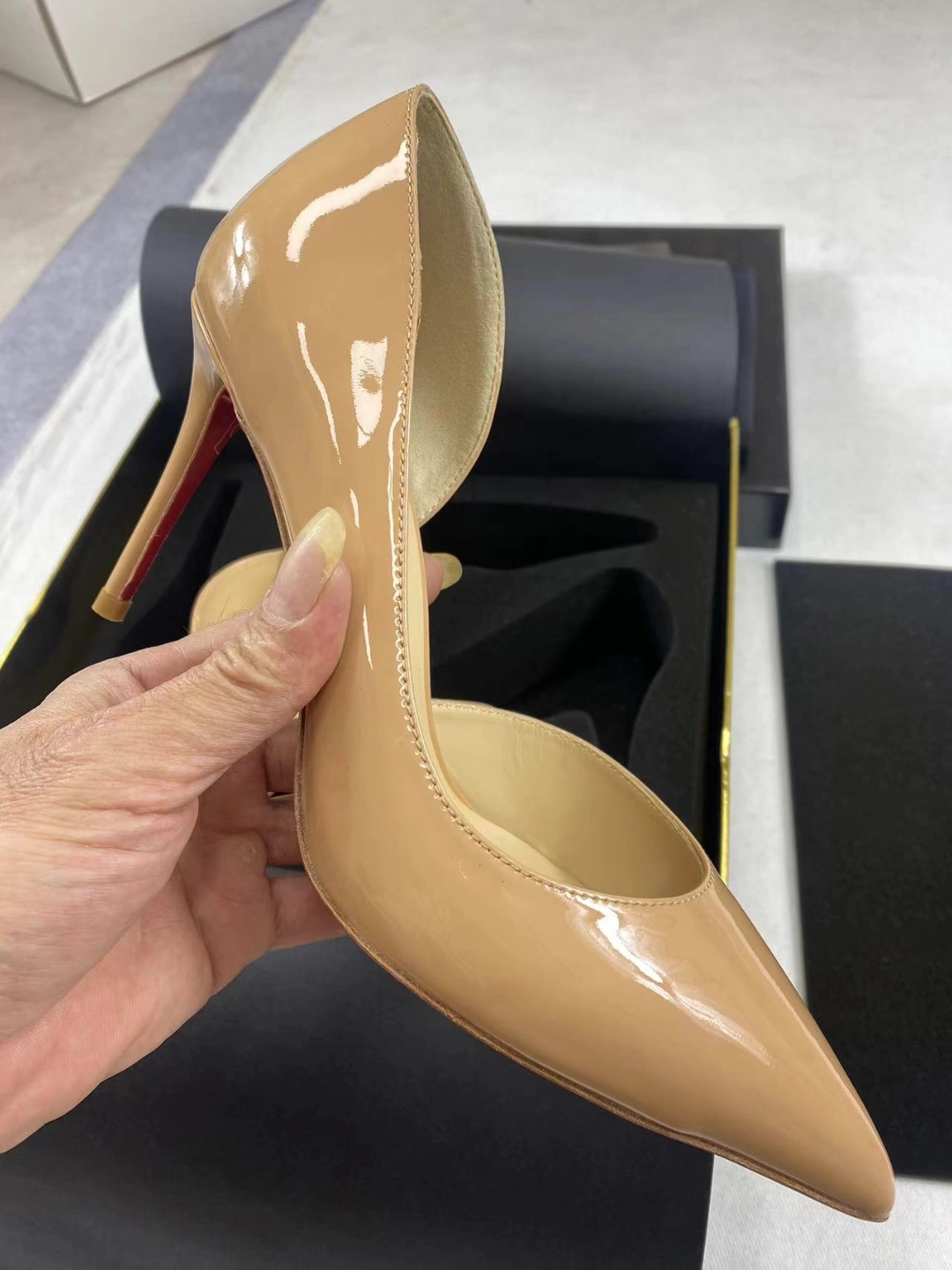 cl镂空红底鞋,高跟鞋穿着就是好看