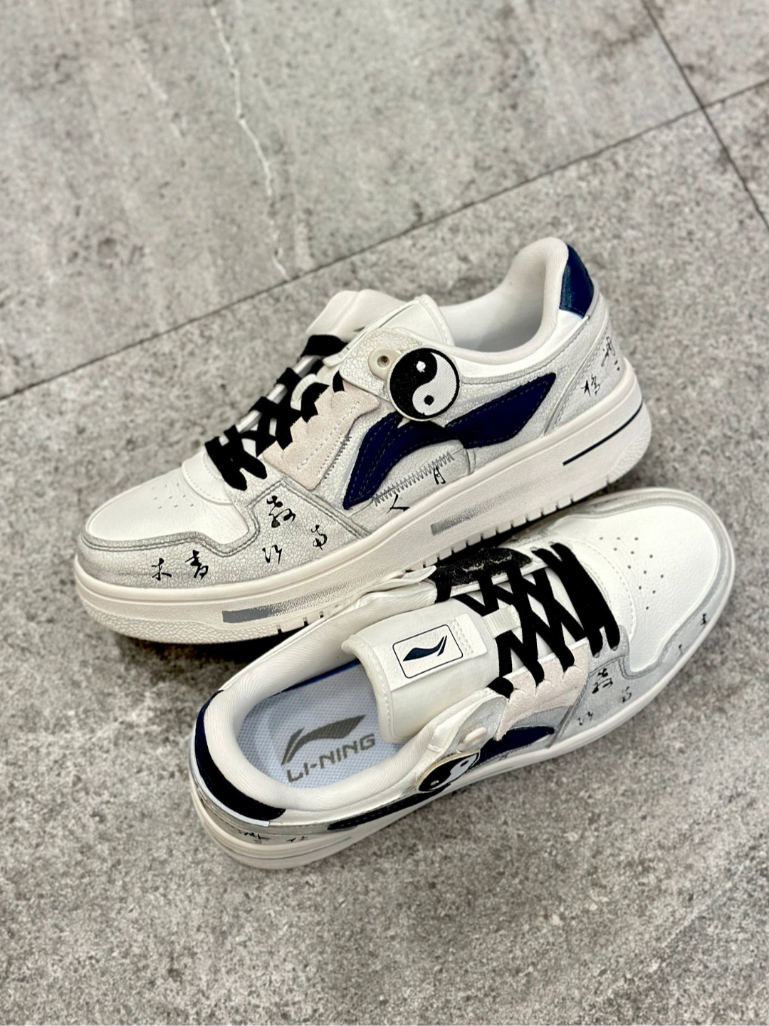 惊 居然把汉字印在球鞋上!