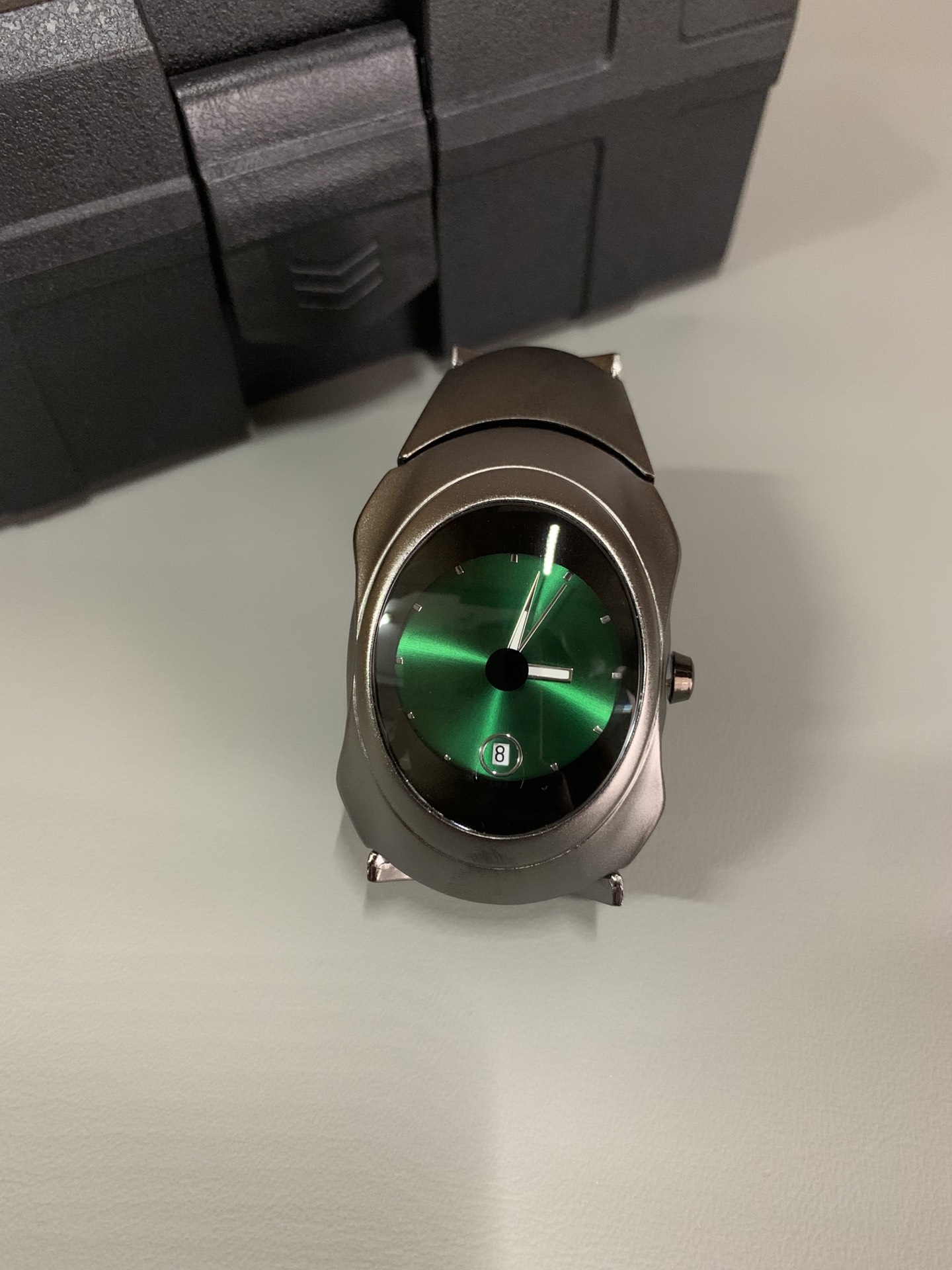 好奇心驱动我去打开了它,发现里面躺着一只很帅的机能风手表,家人们