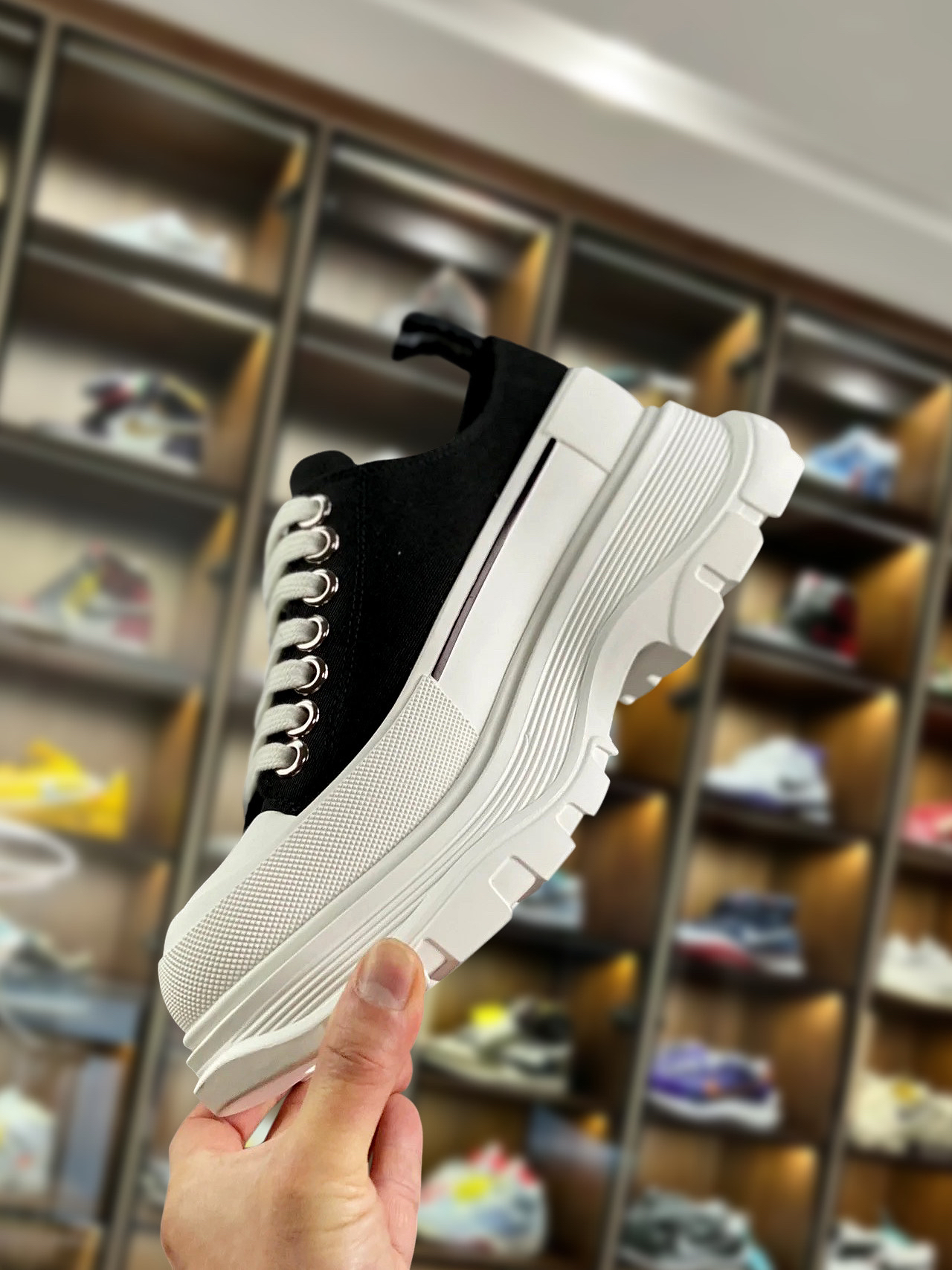 一双不会闲置的麦昆帆布鞋!