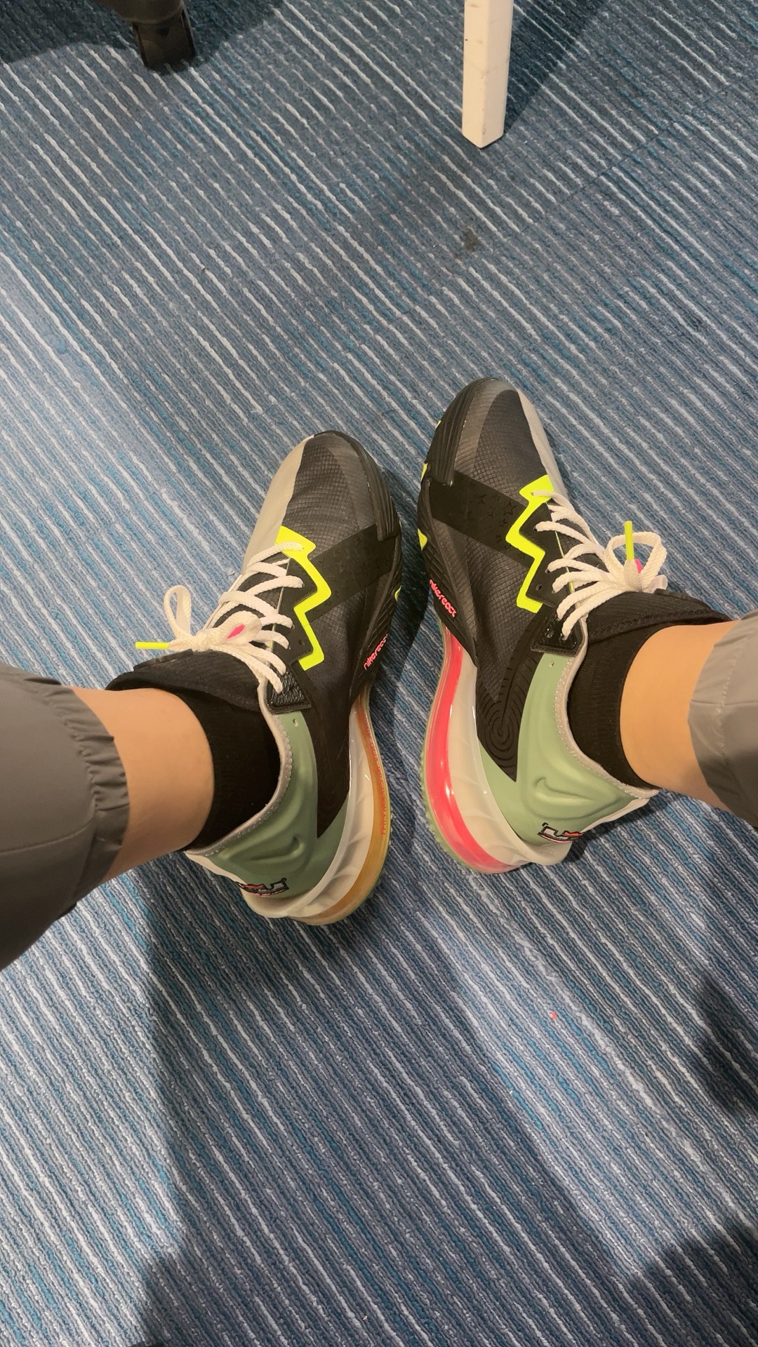 custom review-Nike Lebron 18 Low EP 'Bugs VS MARVIN' MID Топ Баскетбольные кроссовки Унисекс Серый Черный Азиатская версия