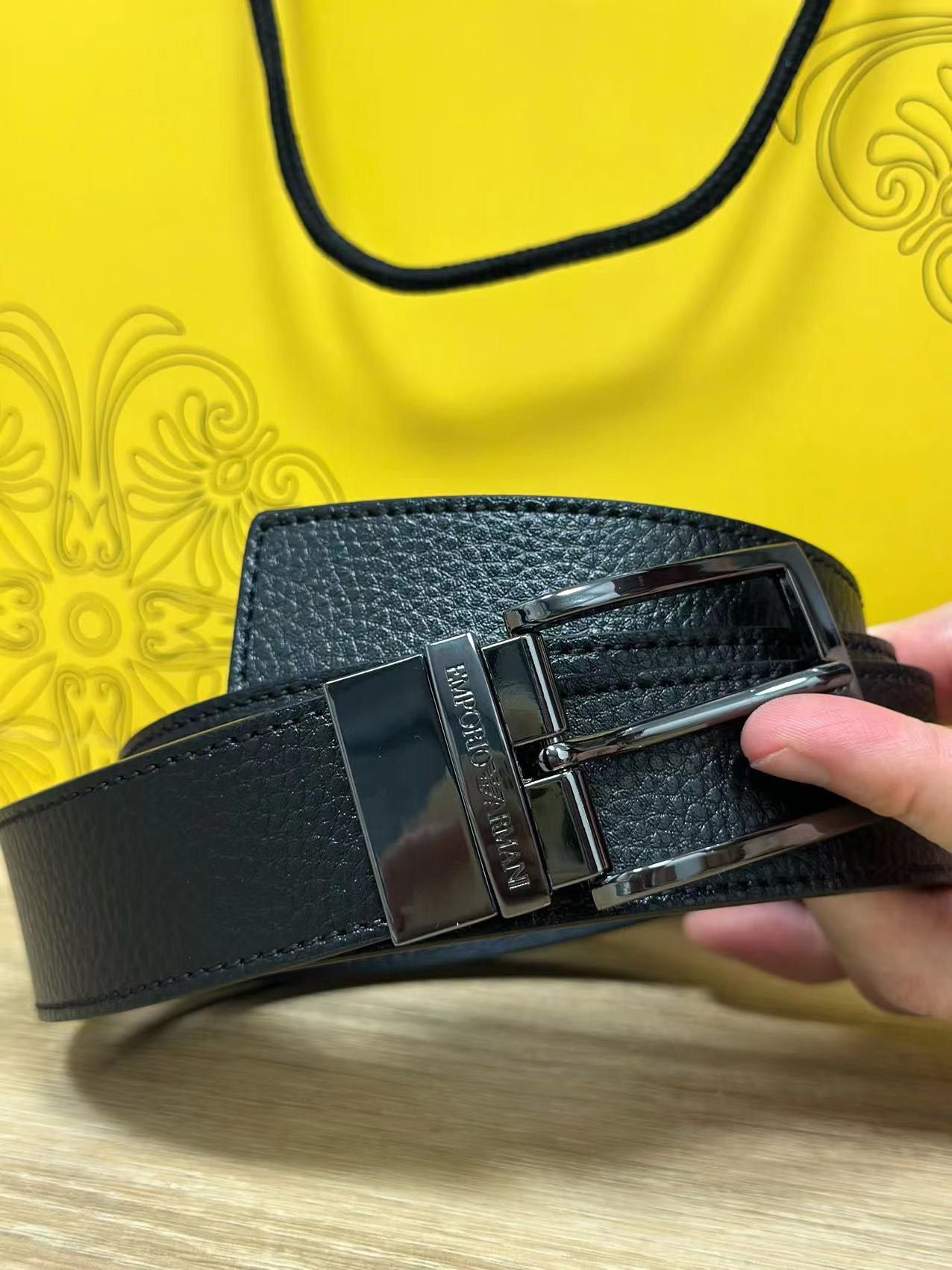 给男友挑的第一根阿玛尼腰带