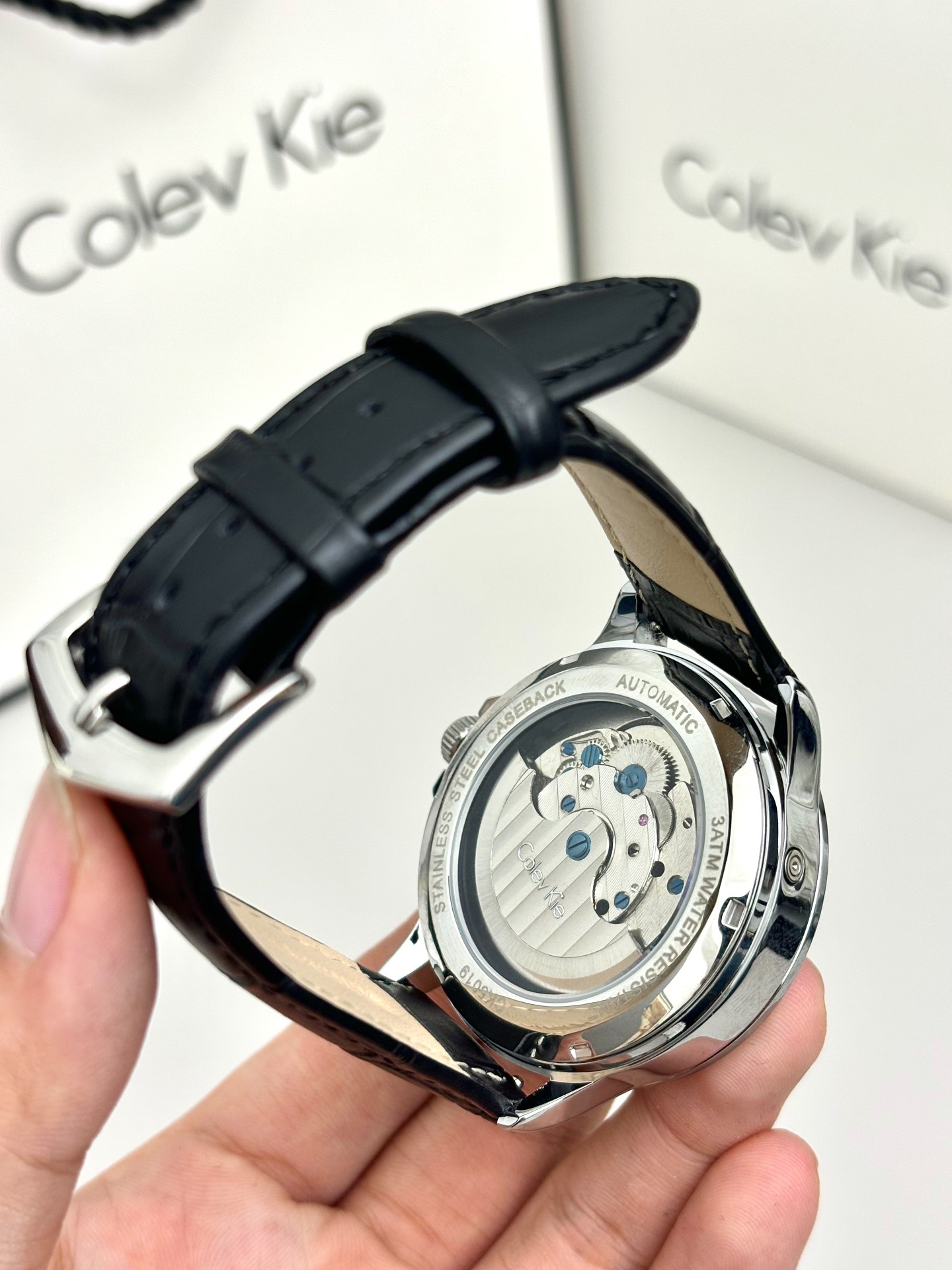 男孩子也可以扮帅帅呀
像小ck介黑色机械手表酷酷的挺时尚的
皮质的