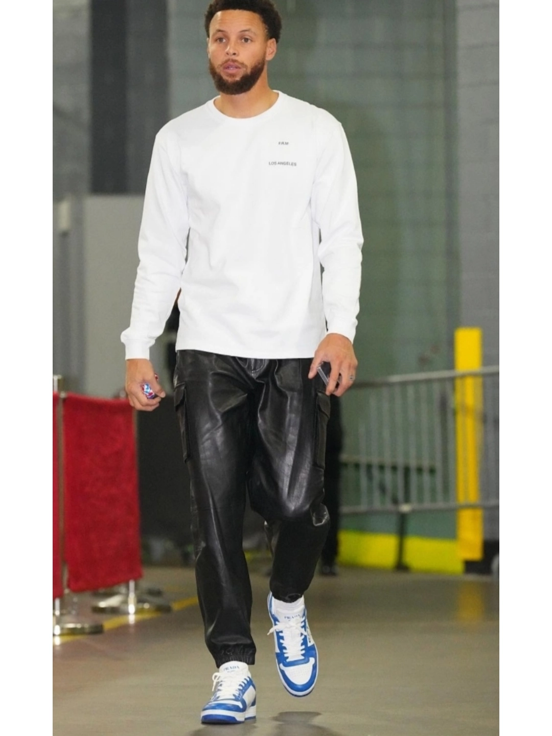 看库里入场穿搭