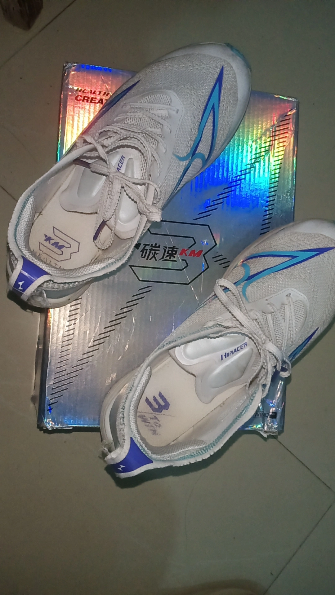 已经穿了一个多月了,嘎嘎硬弹,抓地力非常强,推进