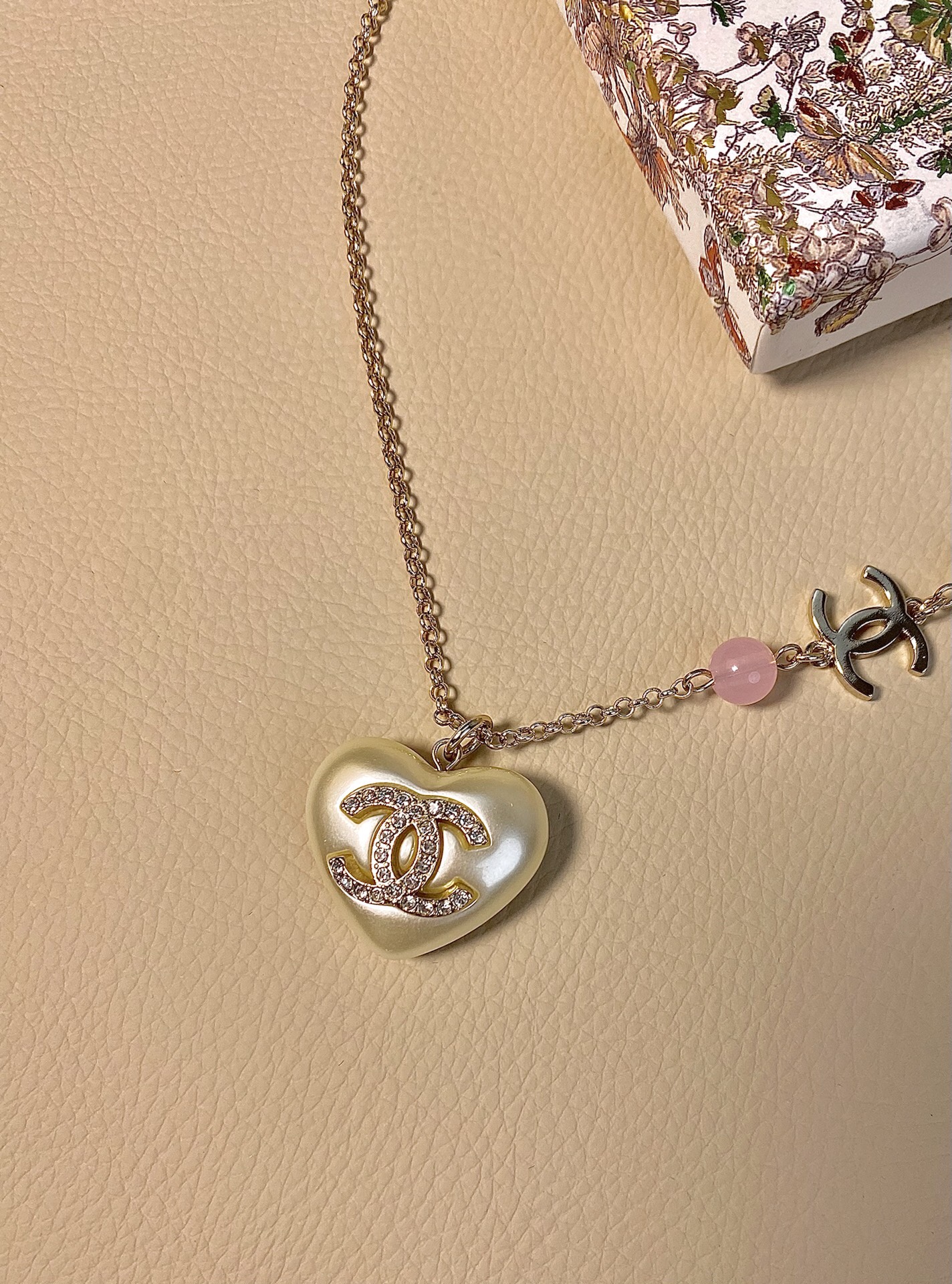 香奈儿爱心金球 香奈儿这款项链真的太有少女感了
美的我都不知蹈该