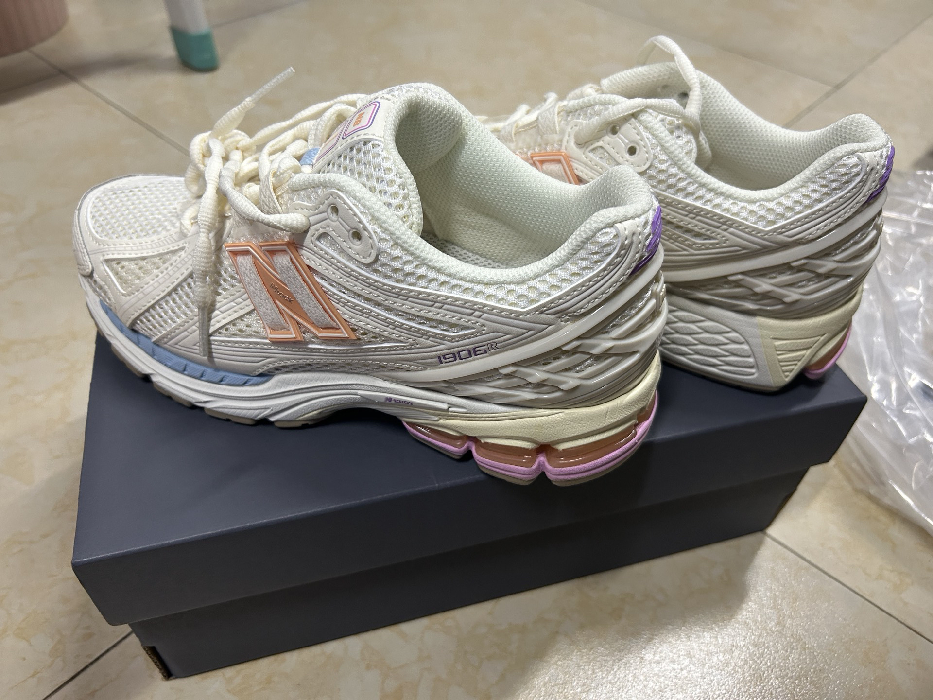 custom review-New Balance NB 1906R Устойчивый к истиранию Дышащий Низкий Топ Повседневная Городская Коммутация Беговые кроссовки Унисекс Бежевый Розовый