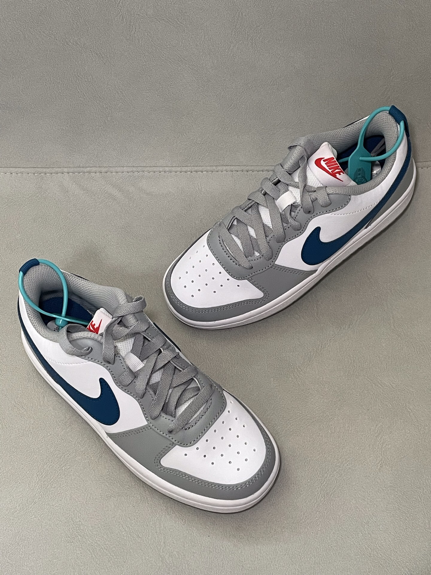 灰色和白色搭配真的很倔,侧面的紫色耐克logo,让我感觉很复古
鞋子