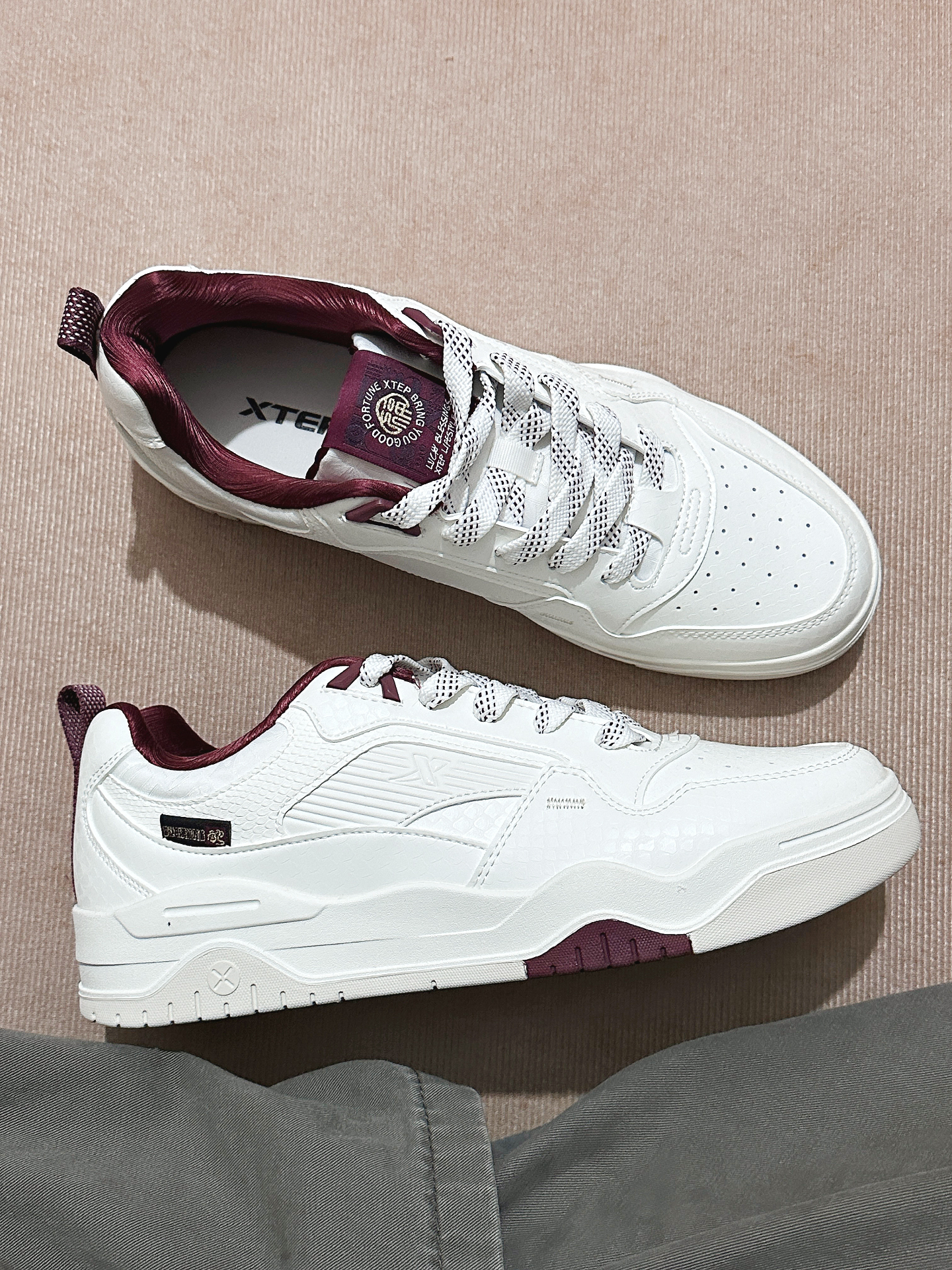 特步运动白鞋 男大少年氛围感拿捏住了❕