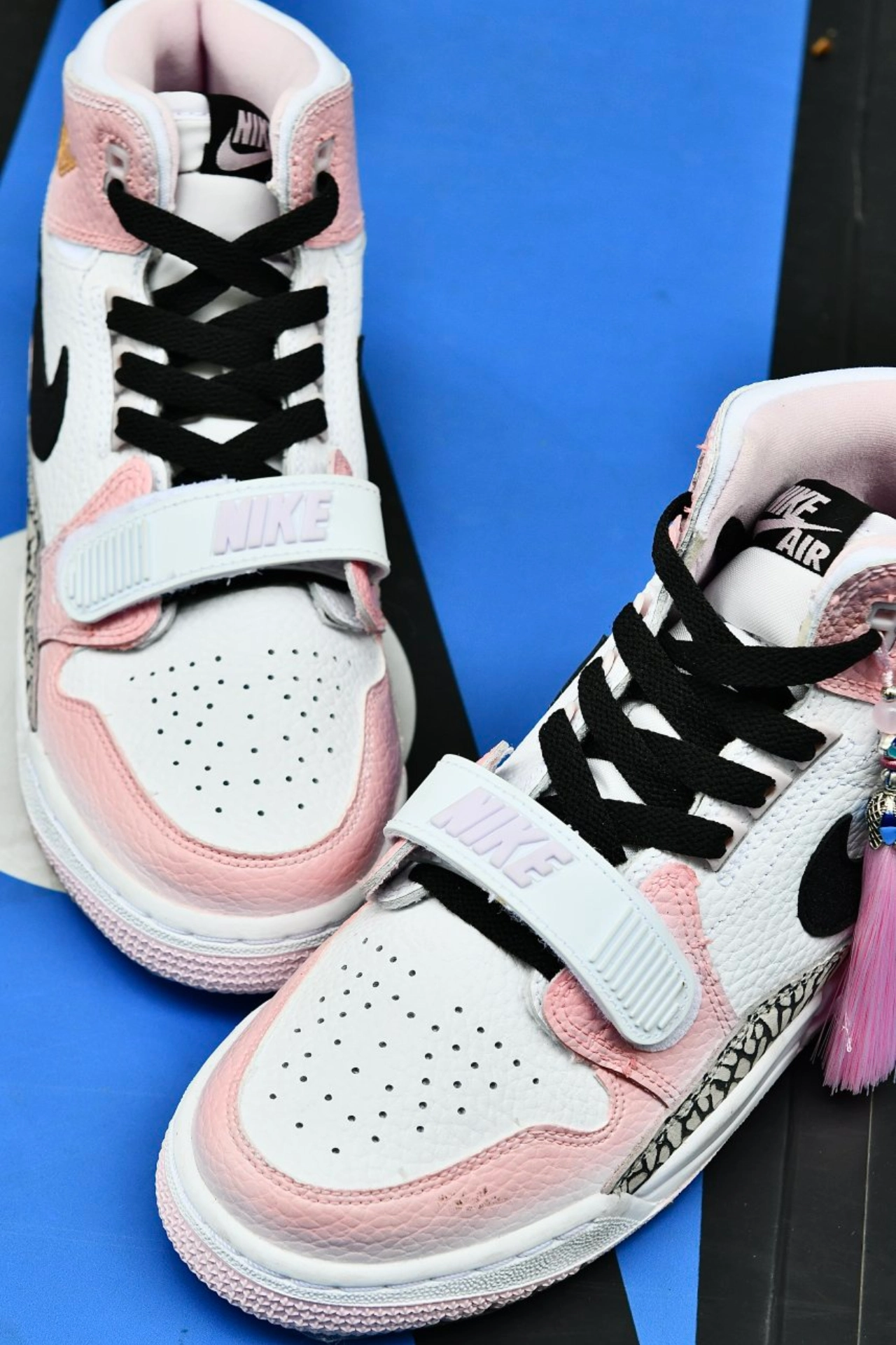 这双鞋子仿佛是艺术品般存在,吸引着每一位注重品味的你.