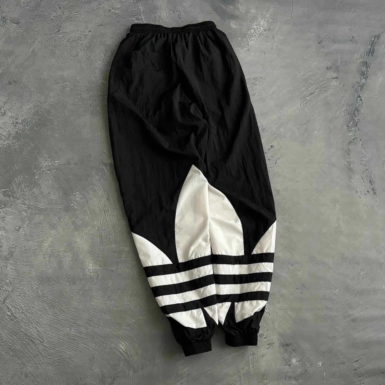 时髦复古风 #阿迪达斯adidas☘️ #上得物入手好裤子 #复古运动