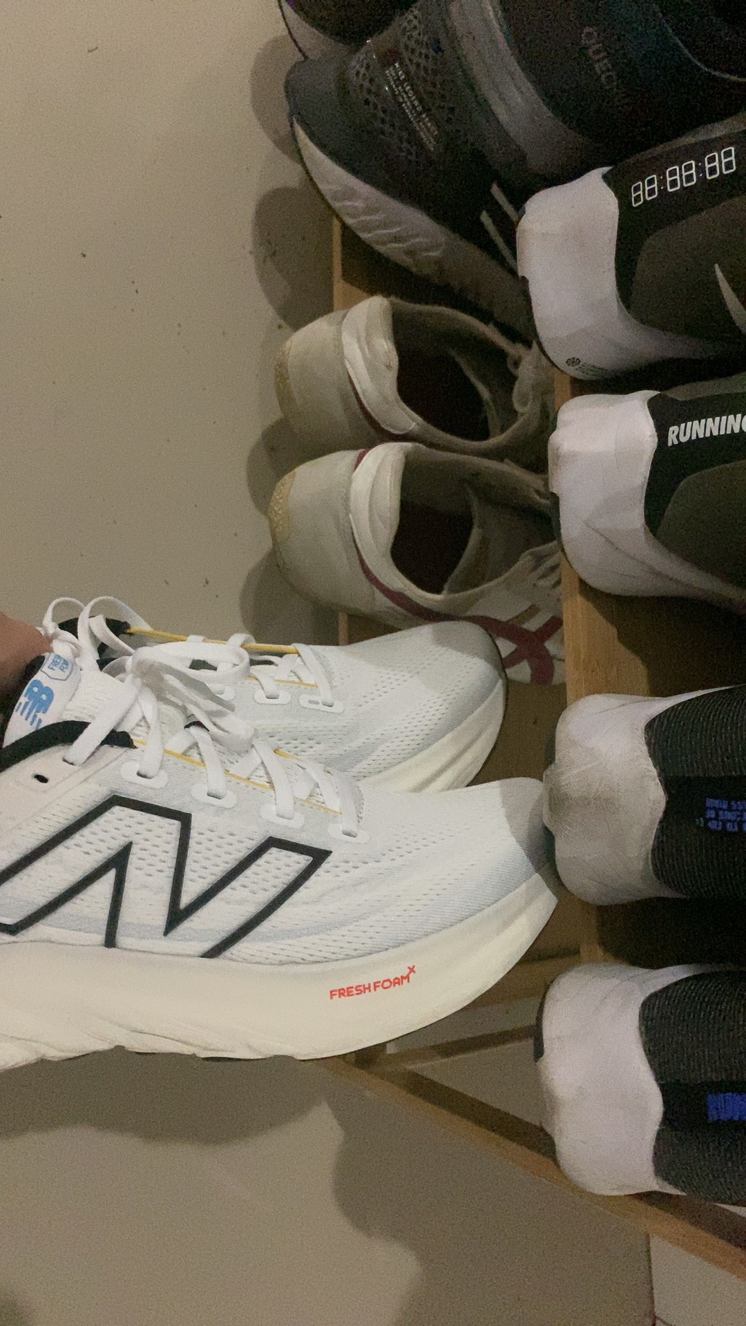 custom review-New Balance совместный бренд 1080 v13 Амортизация Устойчивость к истиранию Дышащий Низкий верх Беговые кроссовки Мужские Белый Черный