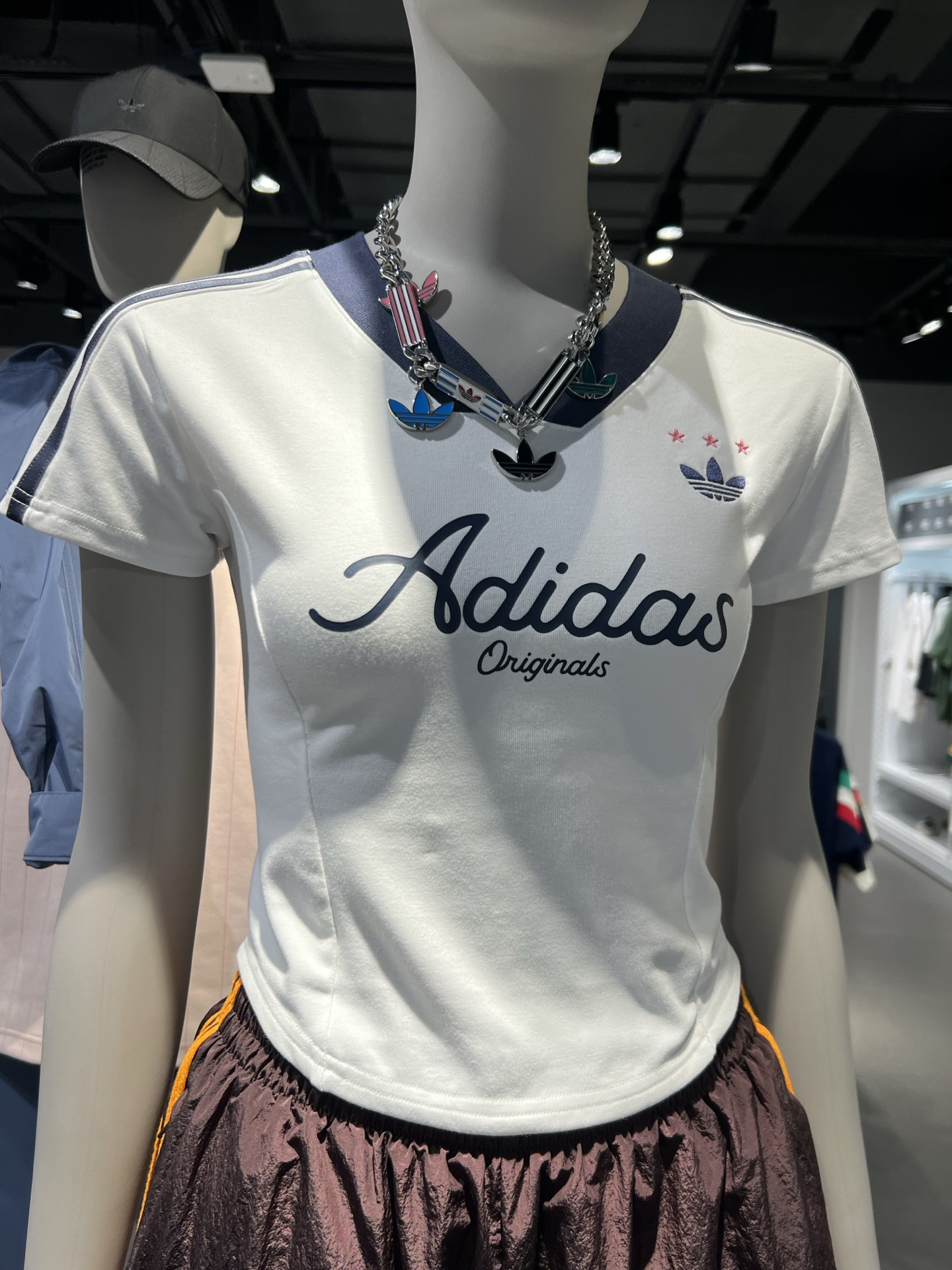 阿迪达斯短袖女三叶草球衣款式高腰短款v领t恤 jd1130