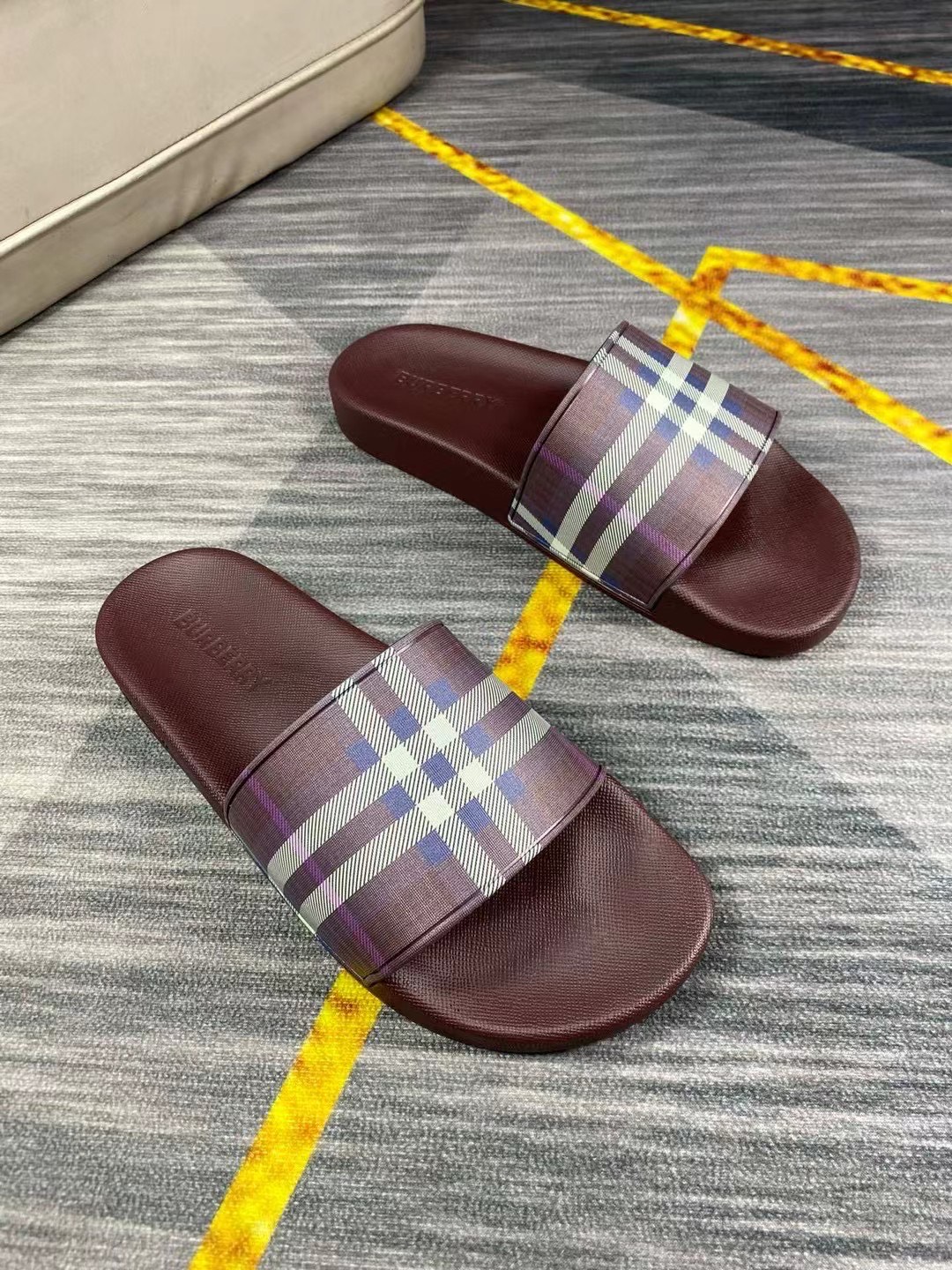 巴宝莉拖鞋 非常漂亮大气 百搭闭眼入