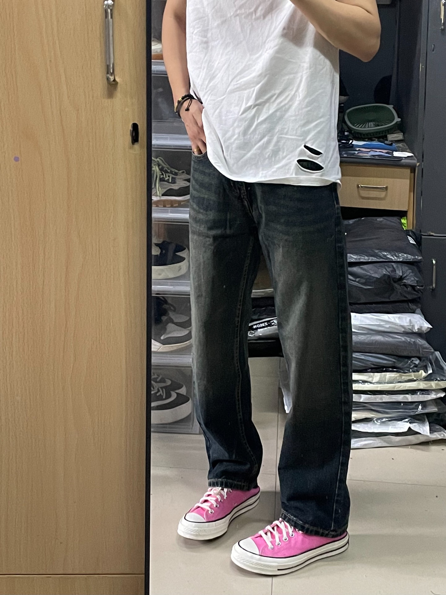好喜欢这条牛仔裤!搭配粉色匡威真的帅!