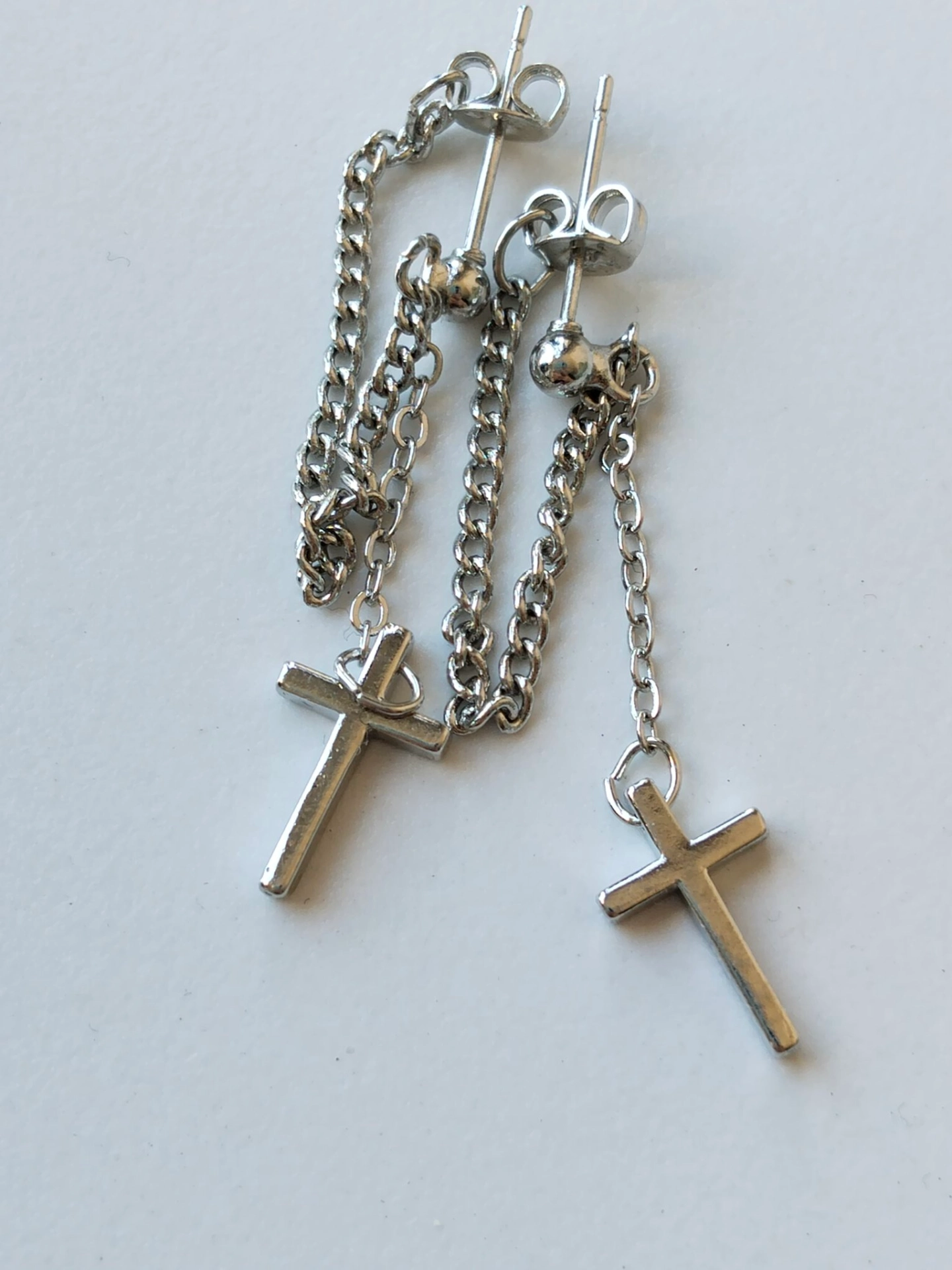 这对十字架耳环有点酷酷的