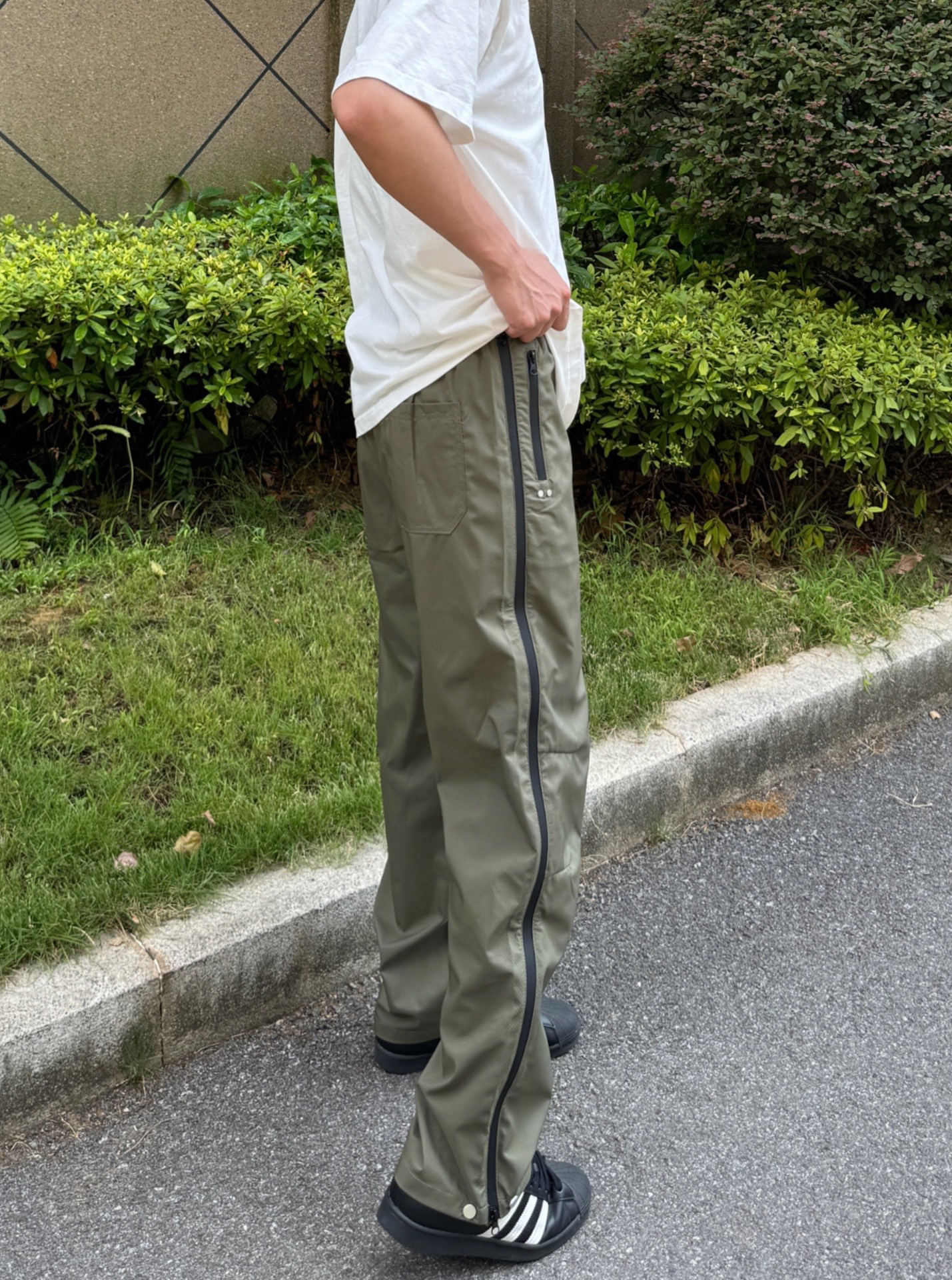 谁能拒绝这条军绿色的冲锋裤啊!