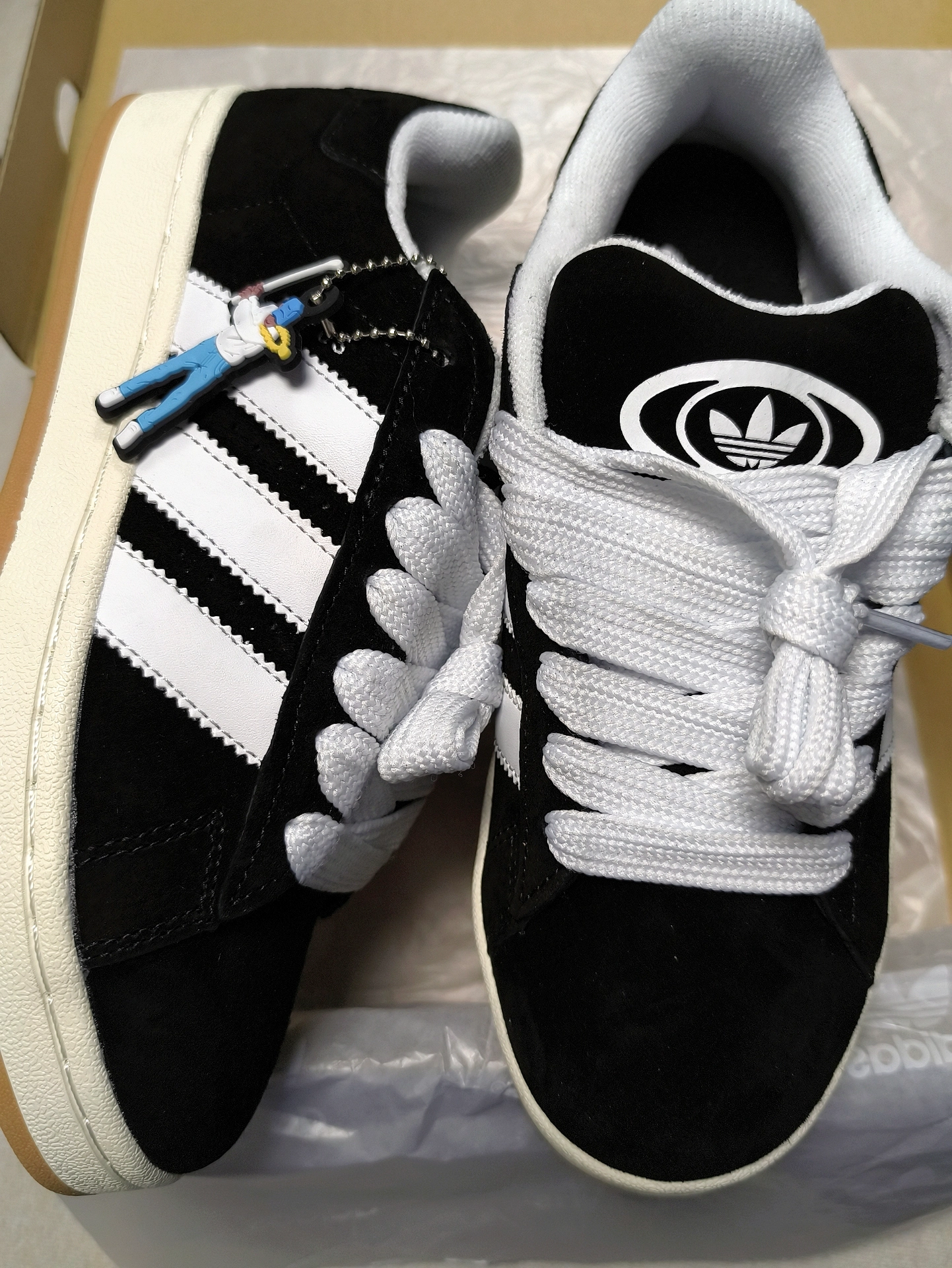adidas黑白板鞋是有点可爱在身上的!